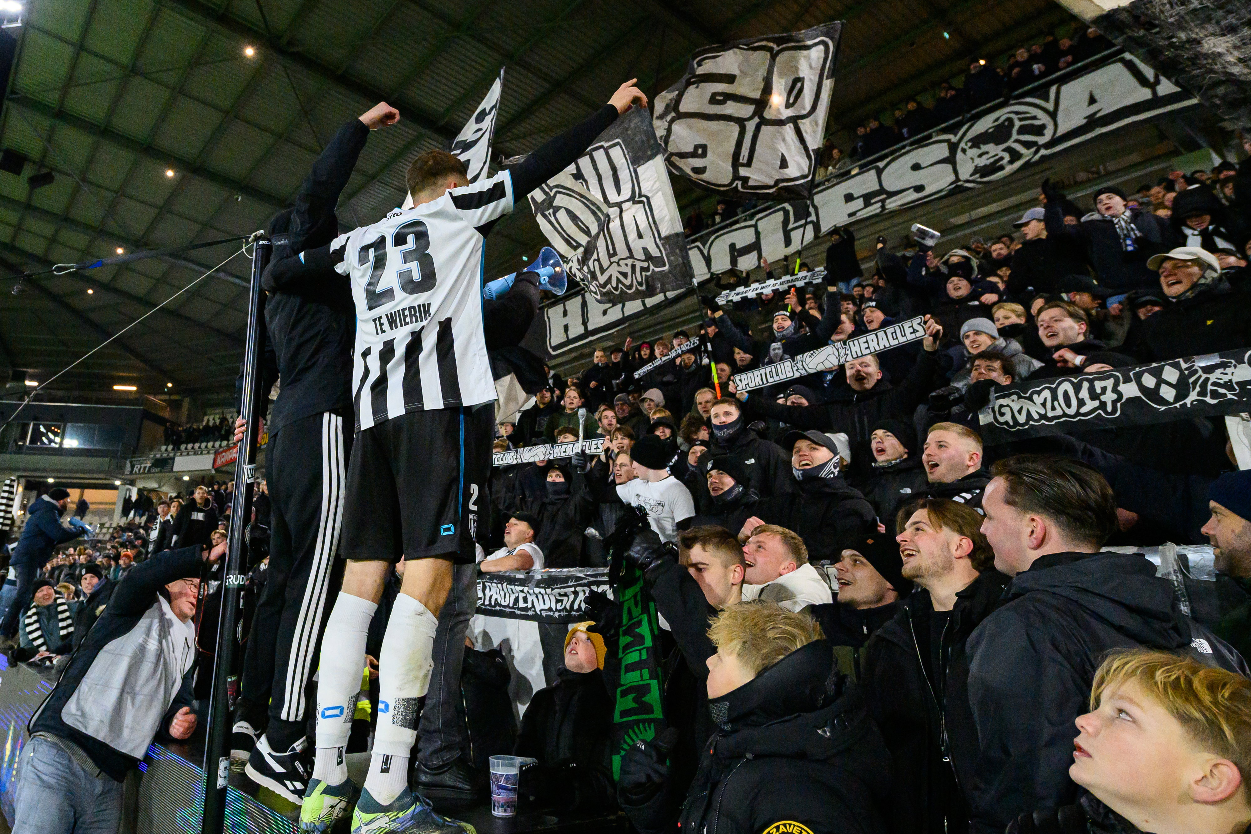 Mike te Wierik viert feest met de fans van Heracles Almelo