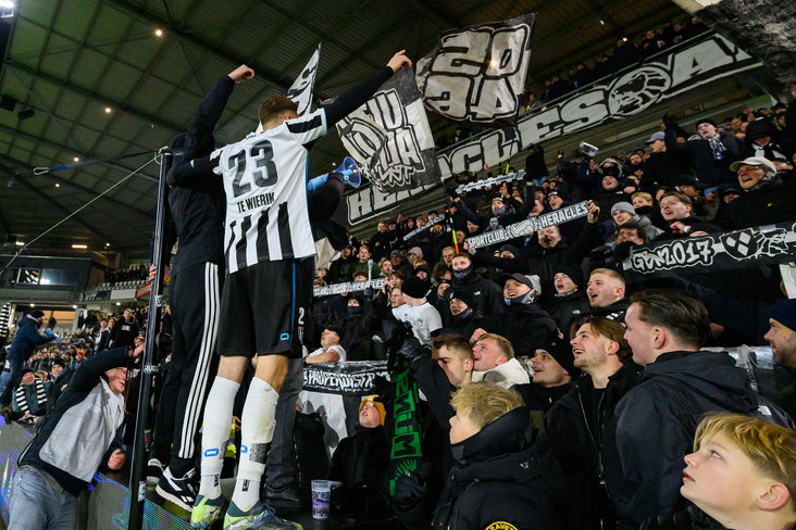 Mike te Wierik viert feest met de fans van Heracles Almelo