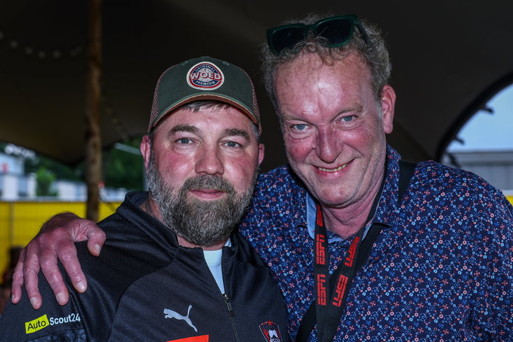 Theo Janssen met Koert Westerman bij FC De Rebellen