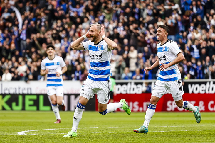 Lennart Thy juicht na een goal in Zwolle