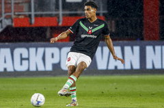 Björn Titulaer met een pass in de Grolsch Veste