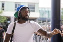 Tolu Arokodare arriveert bij een uitwedstrijd van Ajax