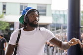 Tolu Arokodare arriveert bij een uitwedstrijd van Ajax