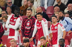 Tolu kijkt teleurgesteld toe tijdens Ajax - PSV