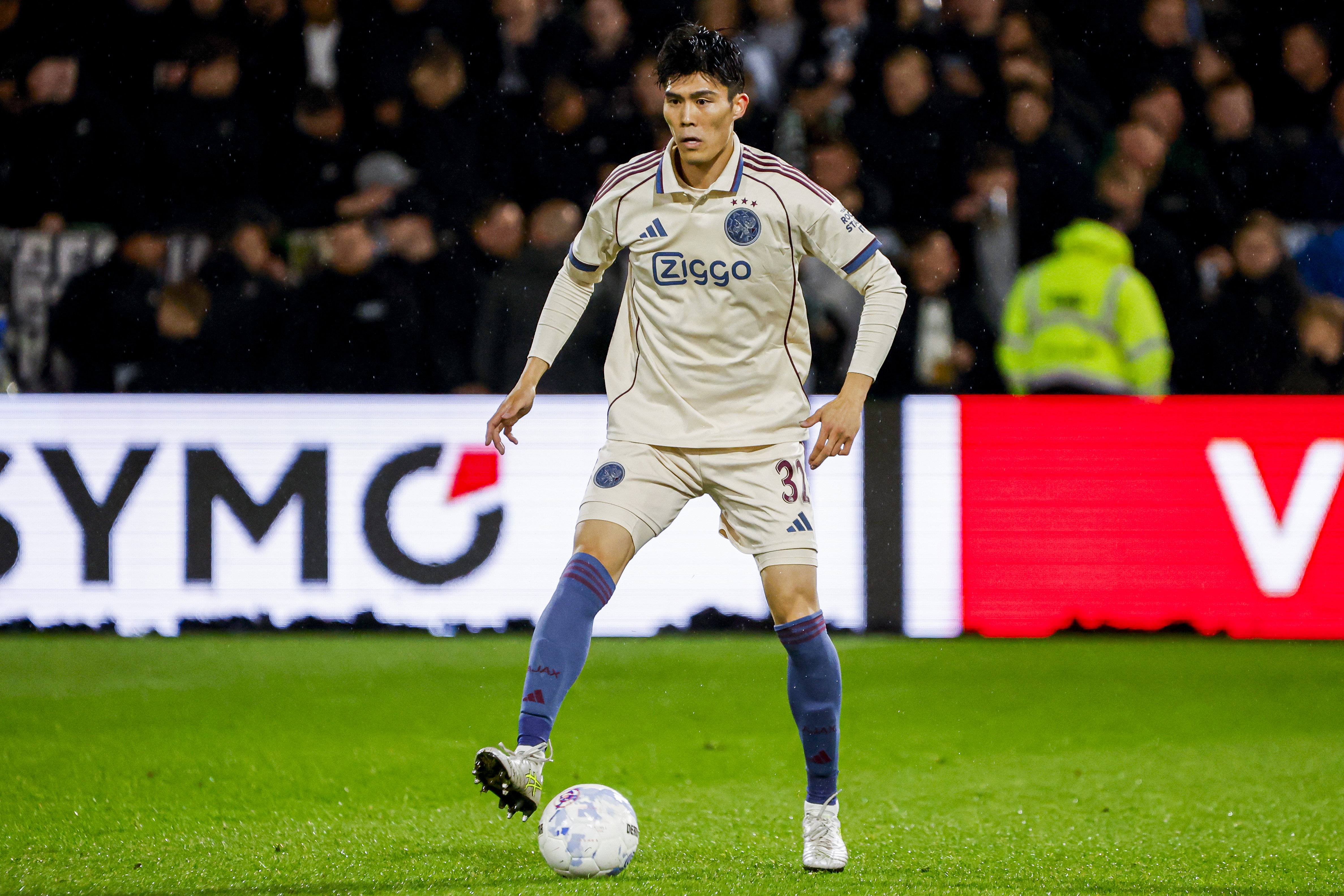 Tomiyasu aan de bal in een uitwedstrijd van Ajax