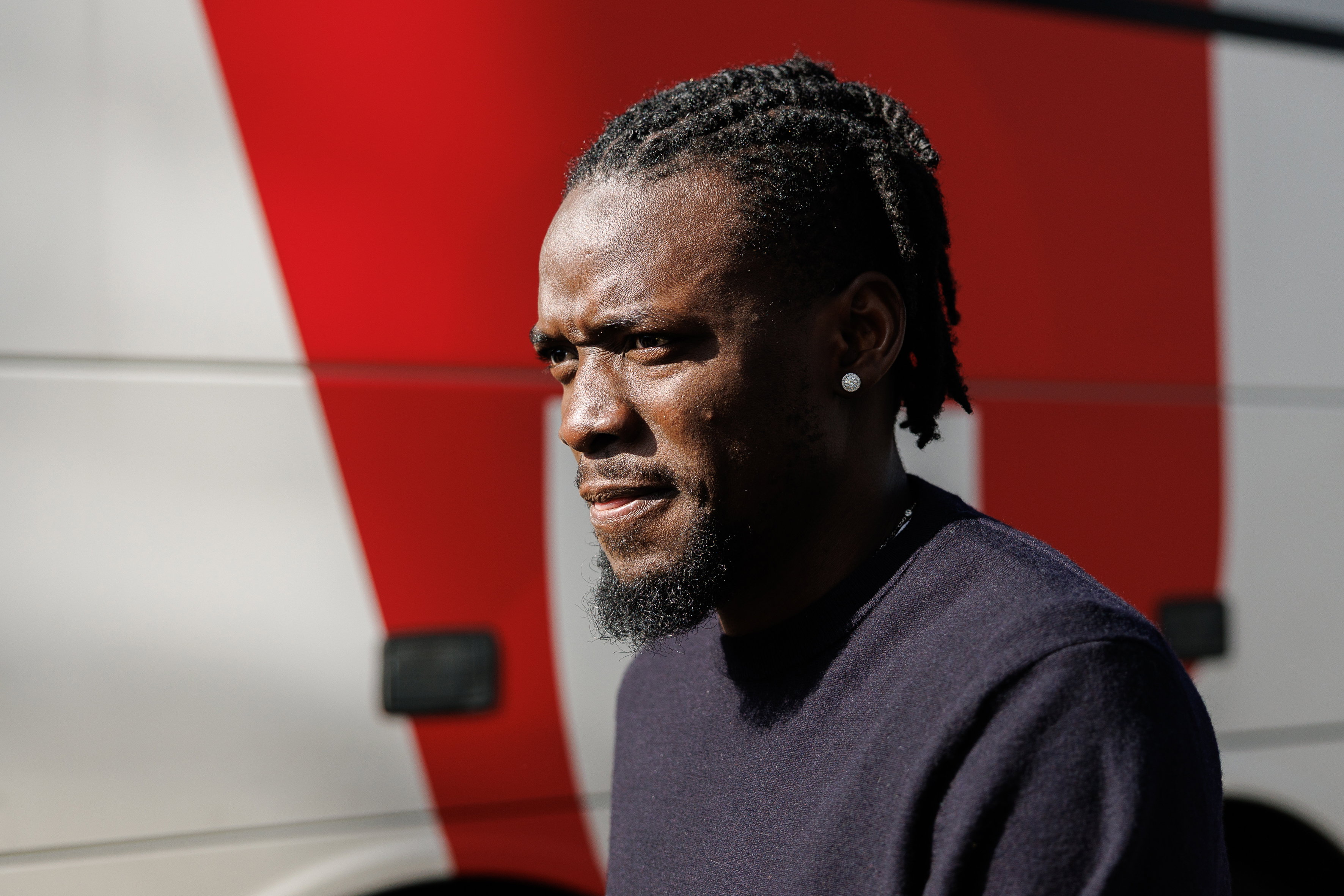 Bertrand Traoré bij de spelersbus van Ajax