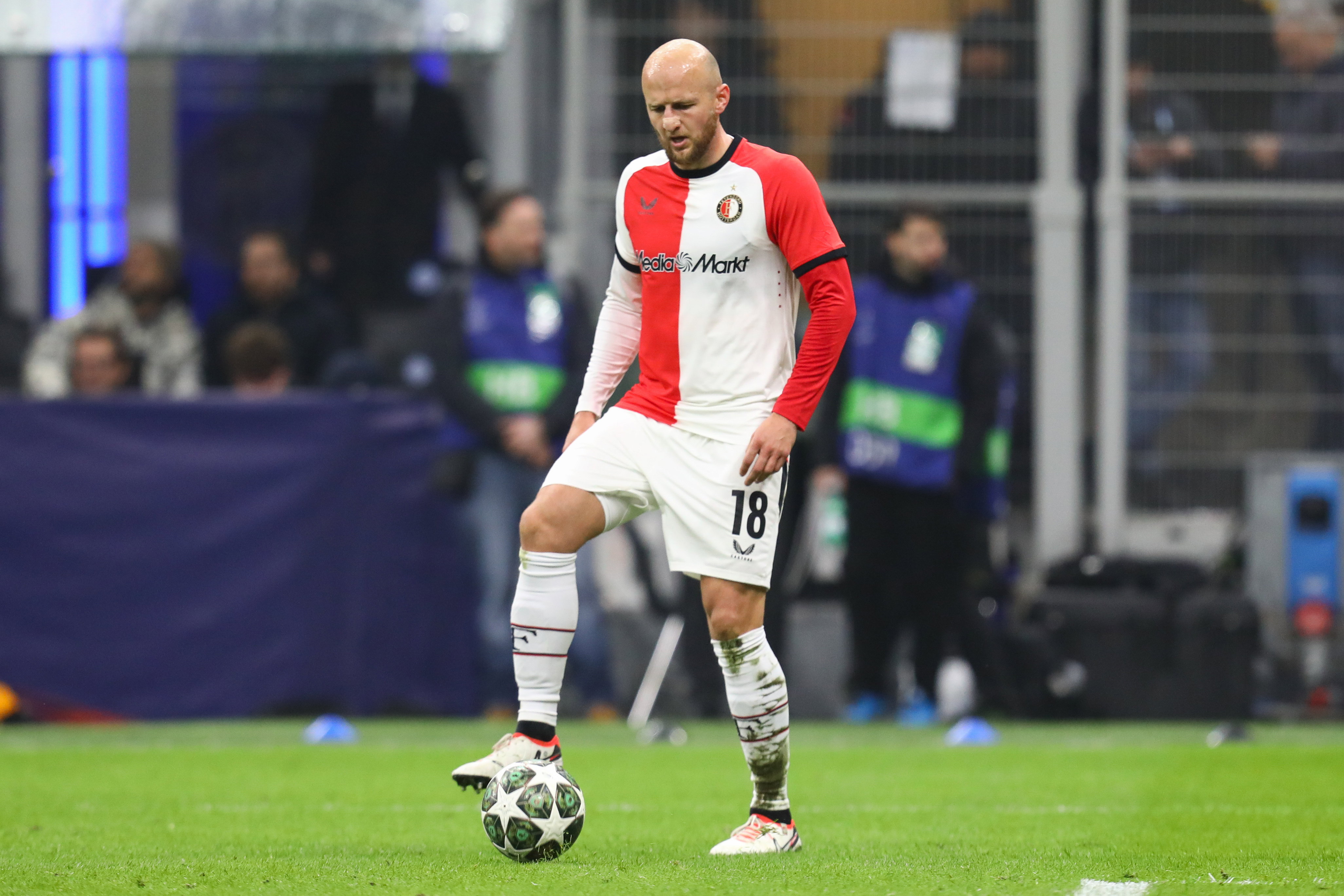 Gernot Trauner aan de bal namens Feyenoord in San Siro