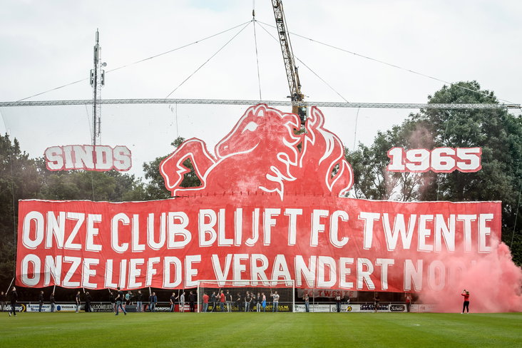 Sfeeractie van FC Twente-supporters bij DOS '37 in Vriezenveen