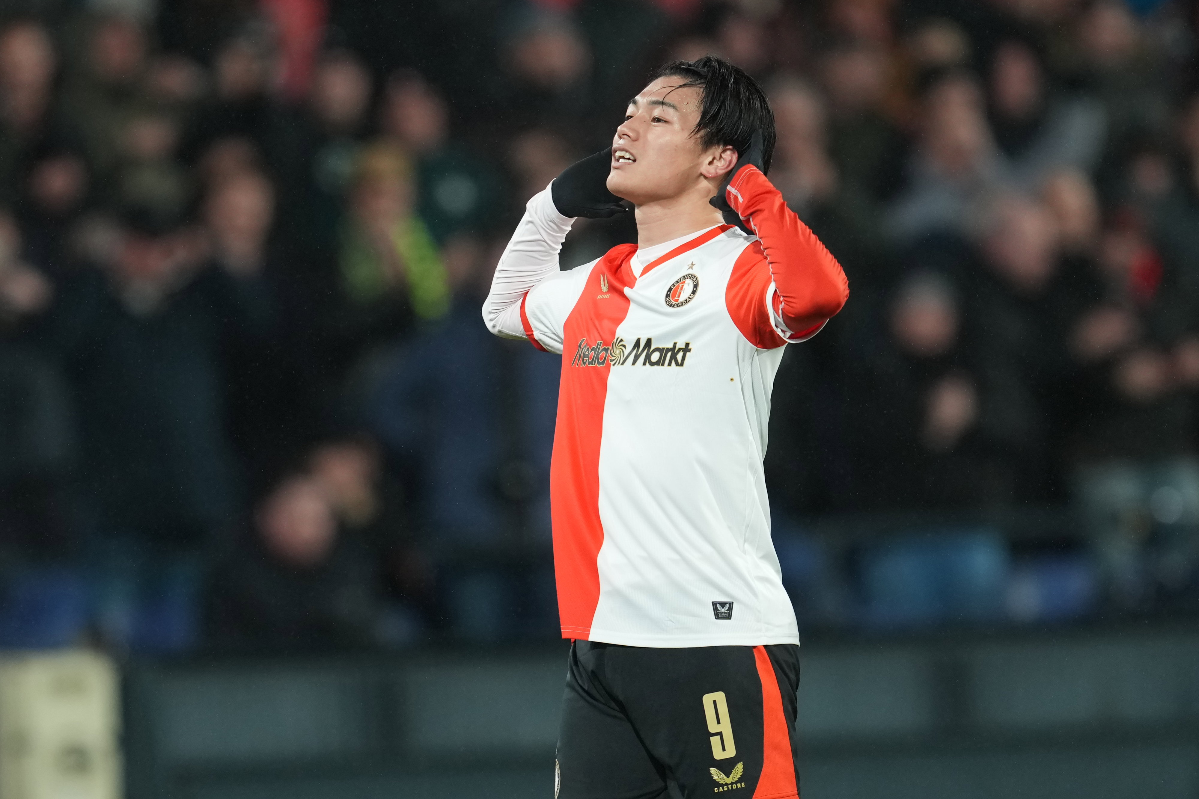 Ayase Ueda juicht in De Kuip