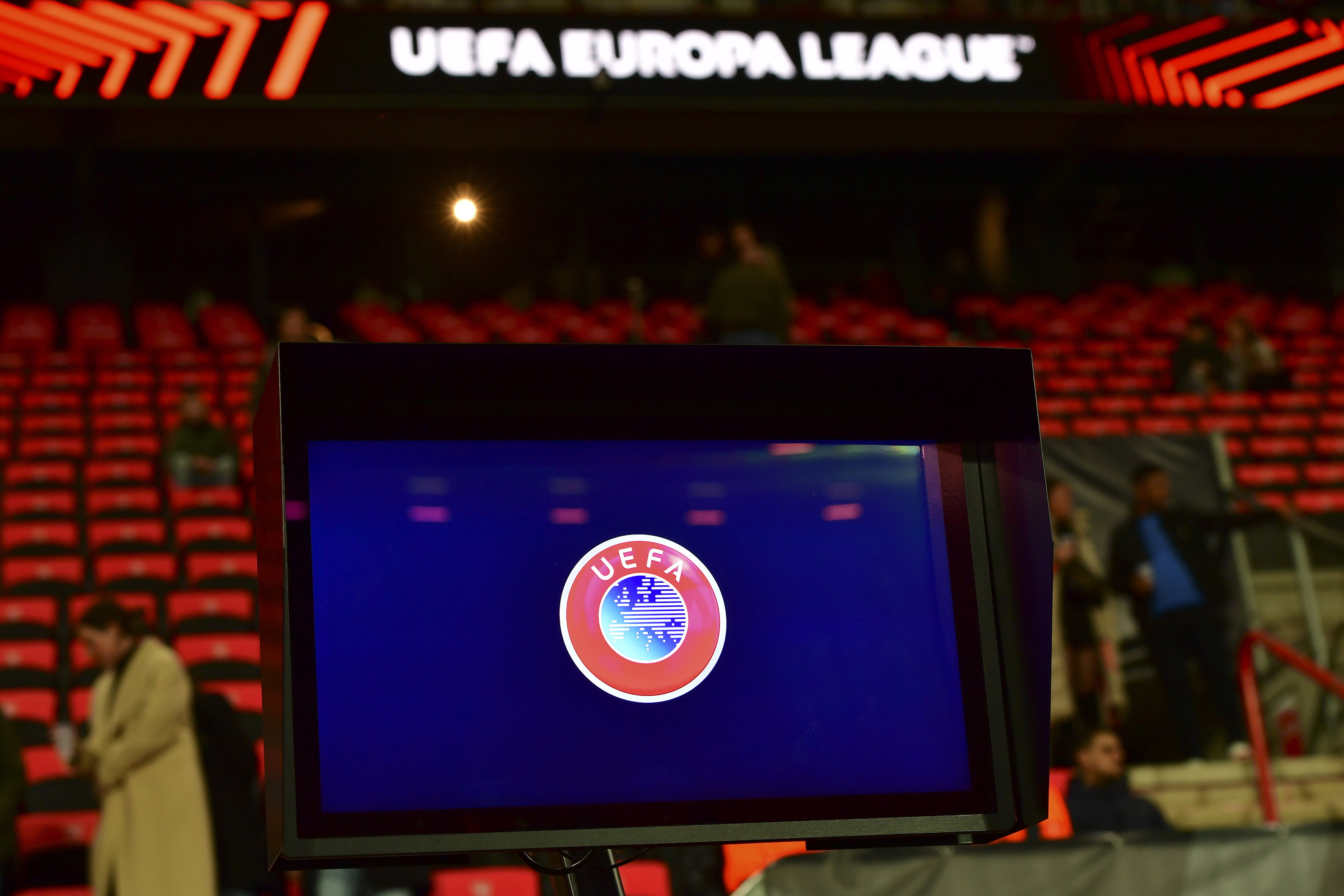 VAR-scherm bij een thuiswedstrijd van FC Twente in de UEFA Europa League