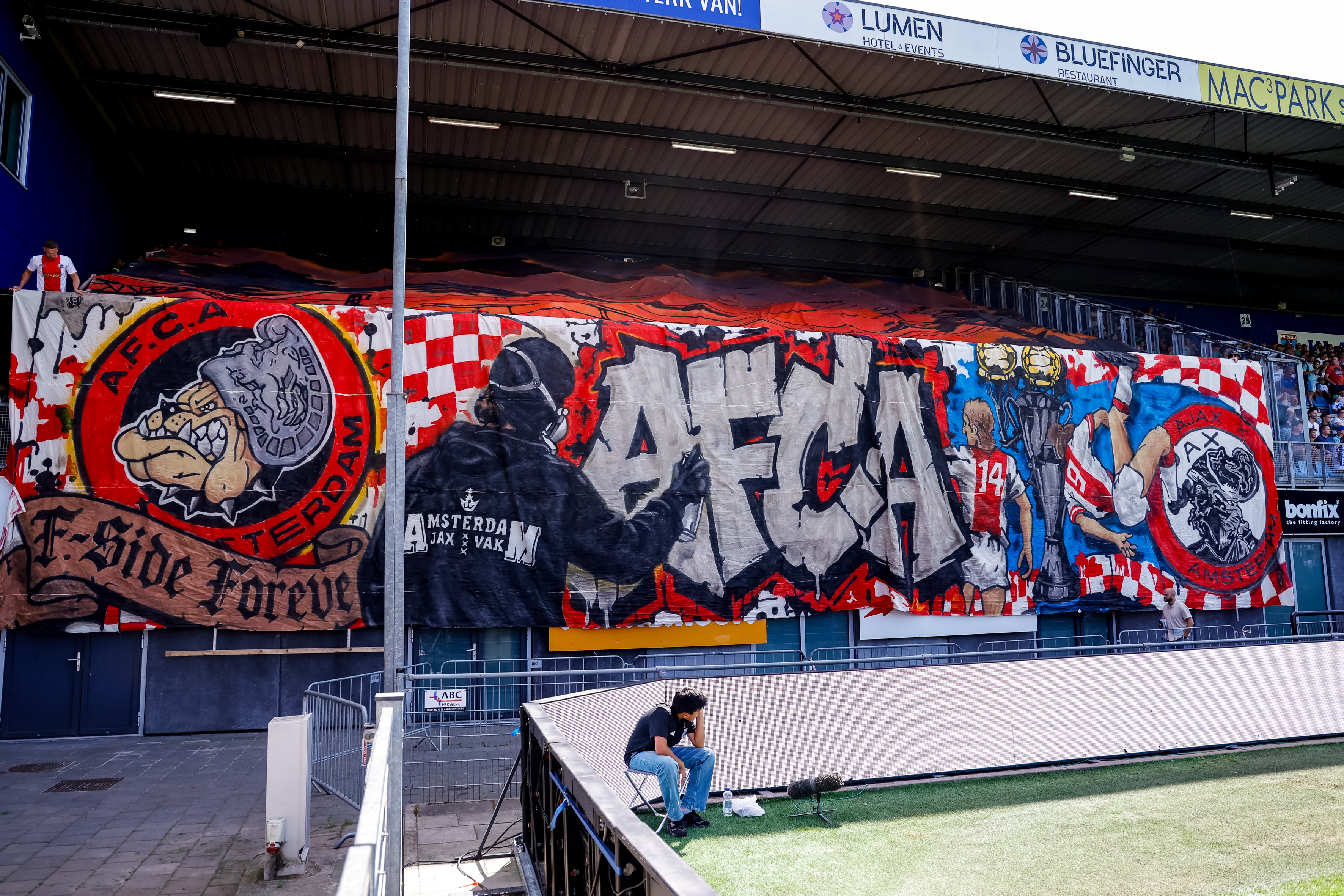 Ajax-fans met een sfeeractie in het uitvak