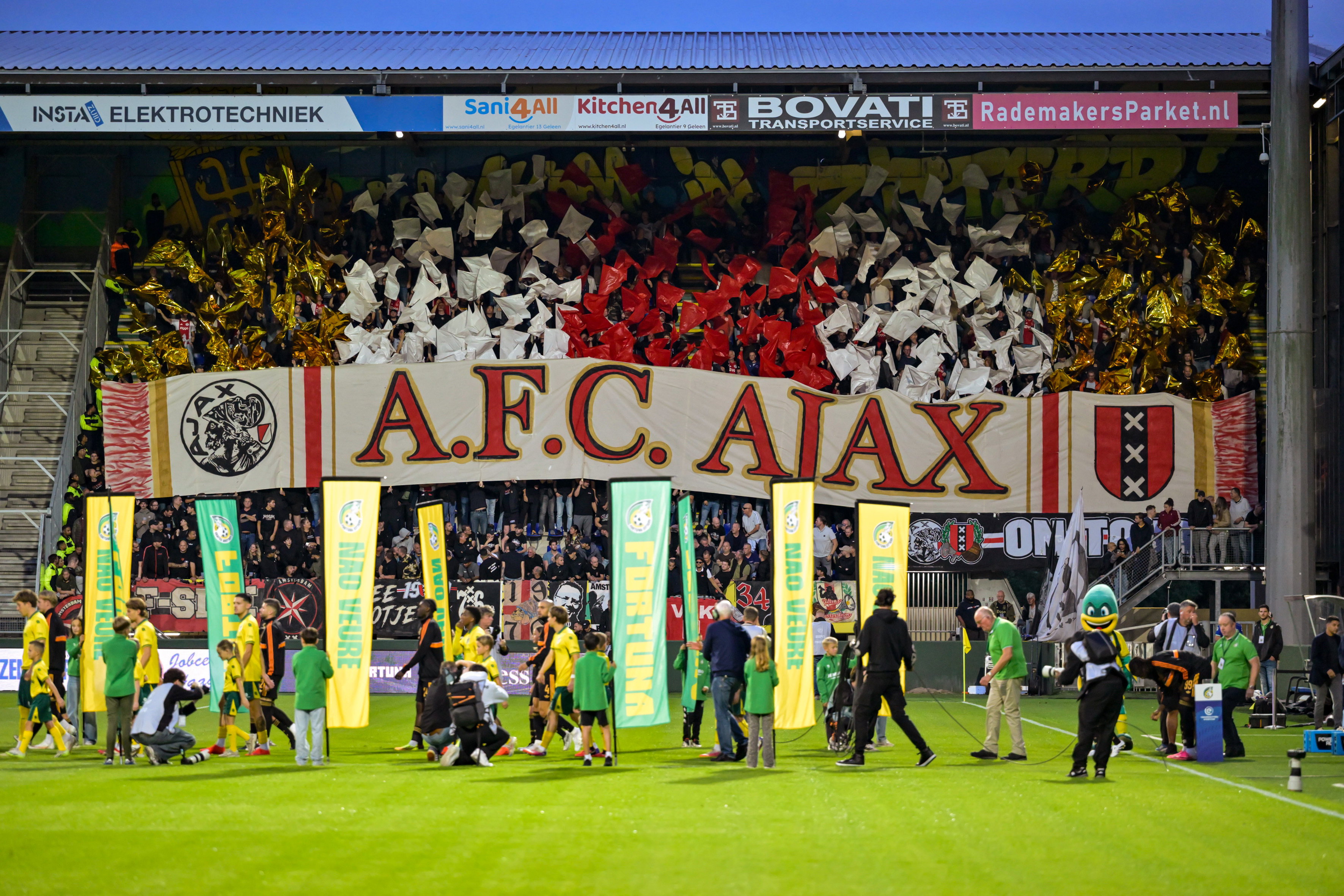 Ajax-fans met een sfeeractie in het uitvak voor de wedstrijd tegen Fortuna Sittard