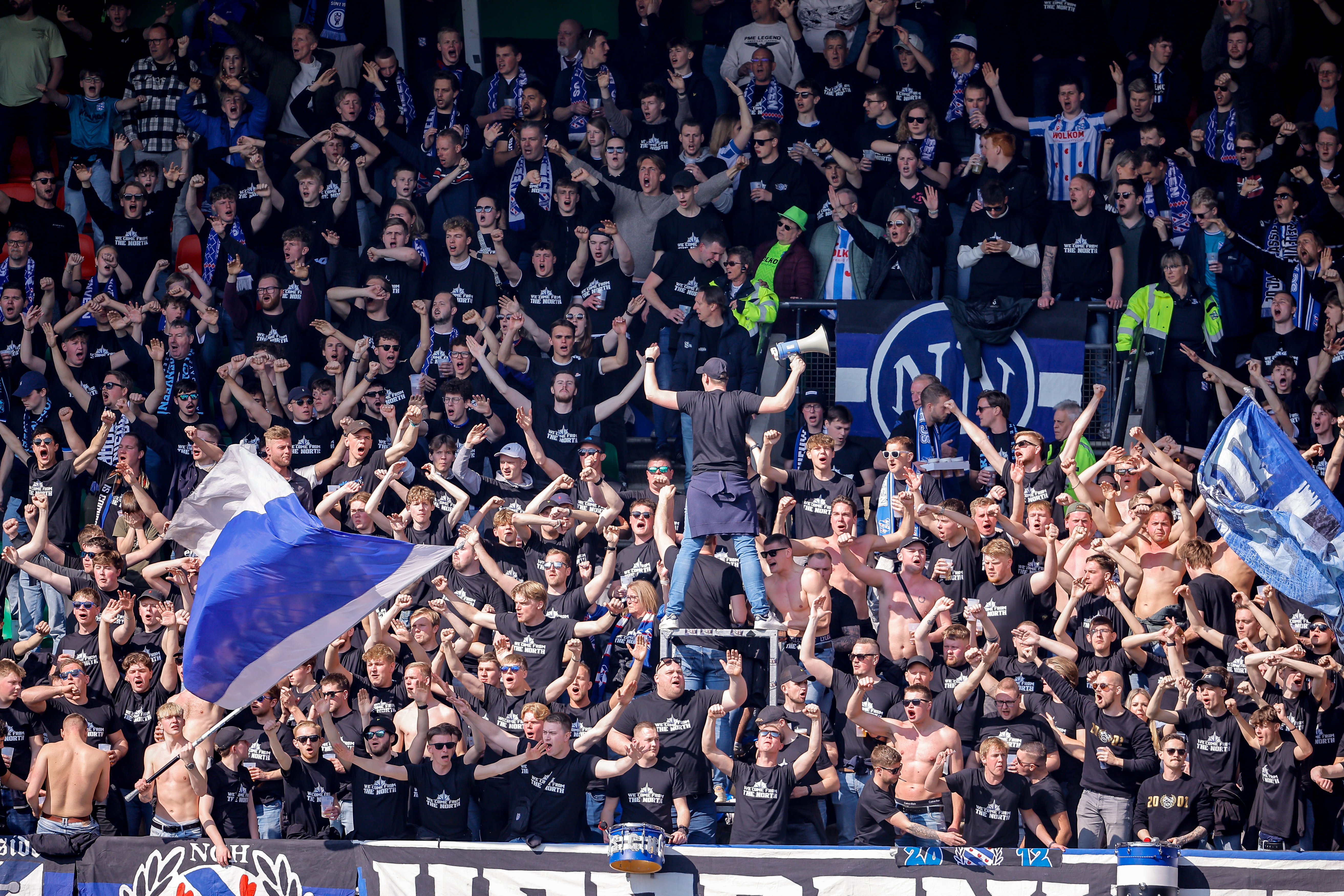 SC Heerenveen-fans maken sfeer in het uitvak