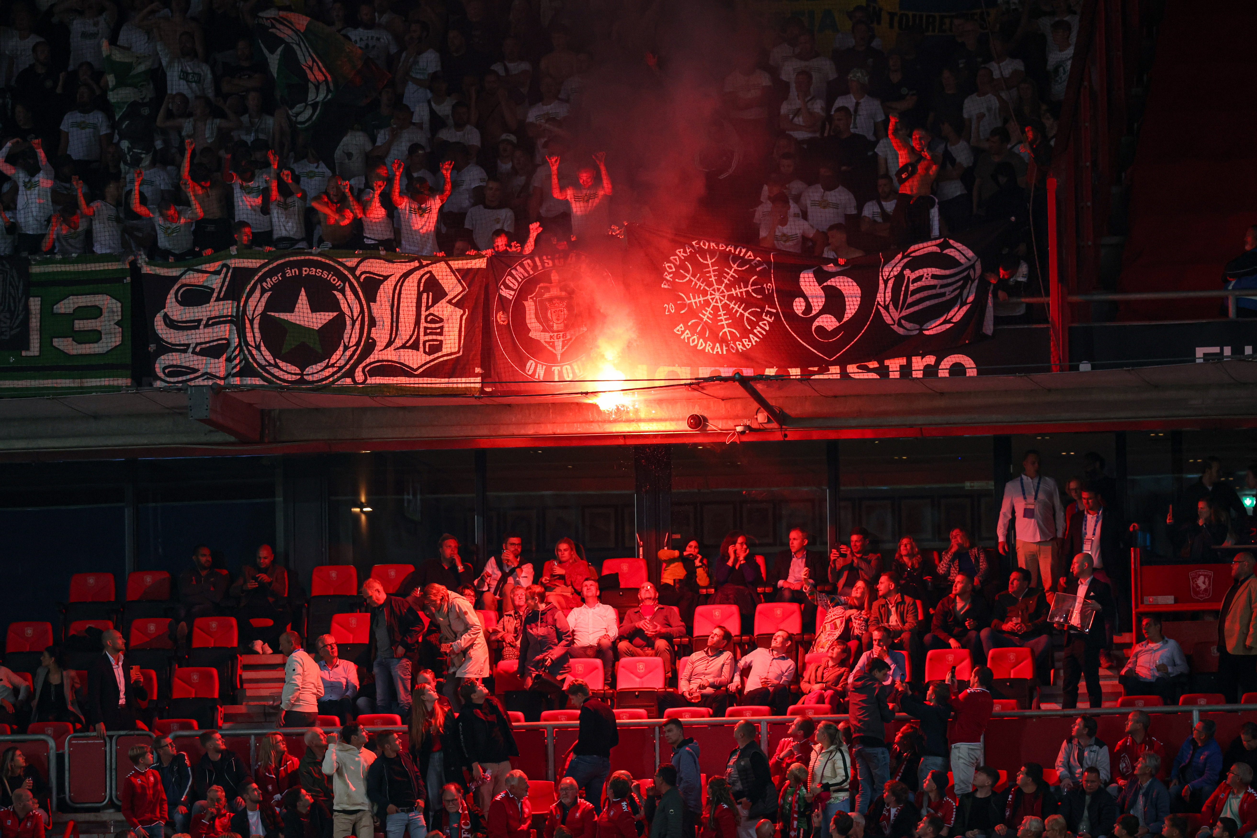 FC Twente-fans onder het vak met Hammarby-fans