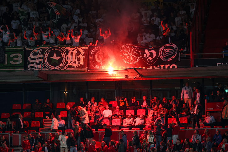 FC Twente-fans onder het vak met Hammarby-fans