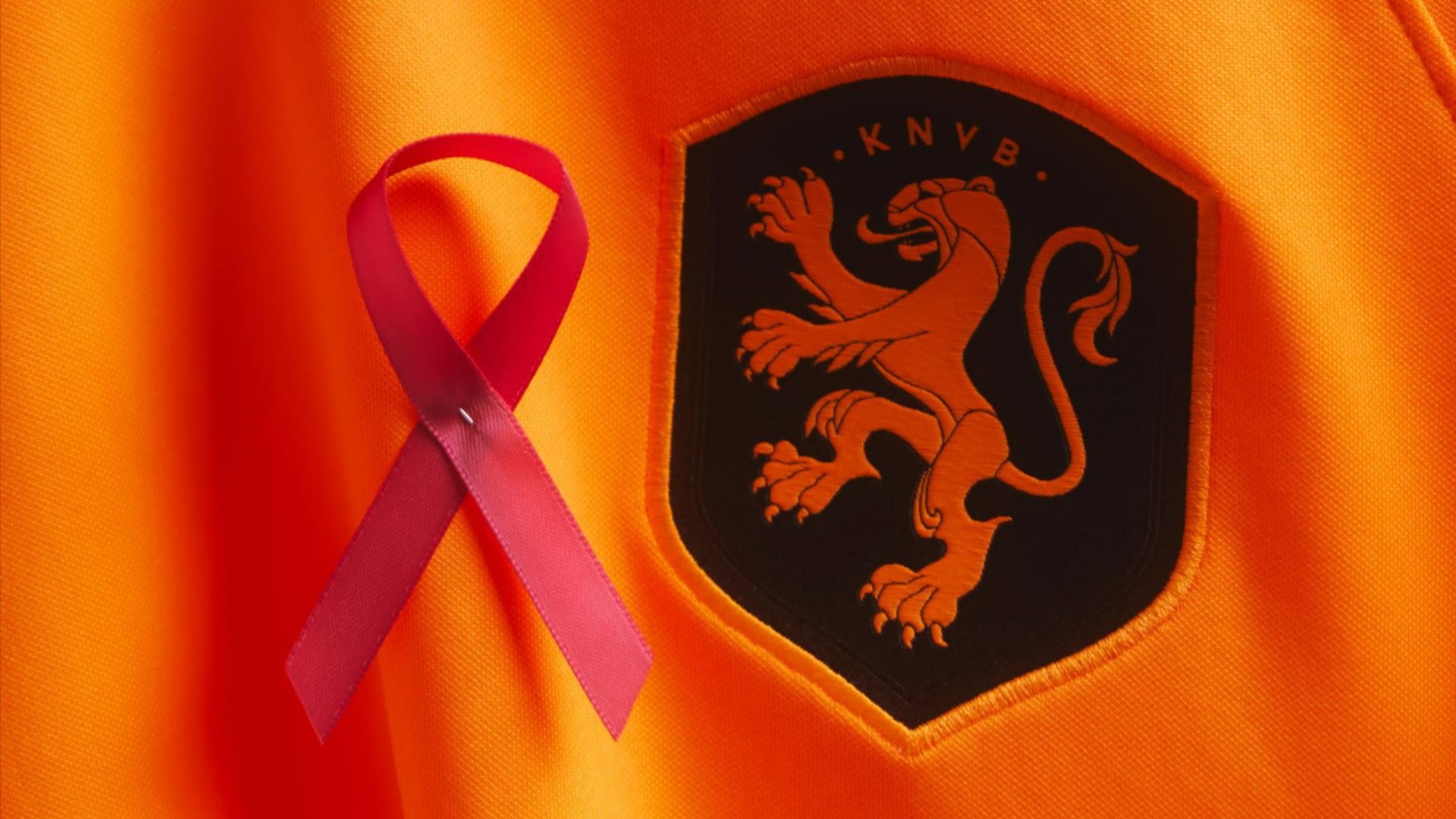 De OranjeLeeuwinnen zetten zich in voor Pink Ribbon
