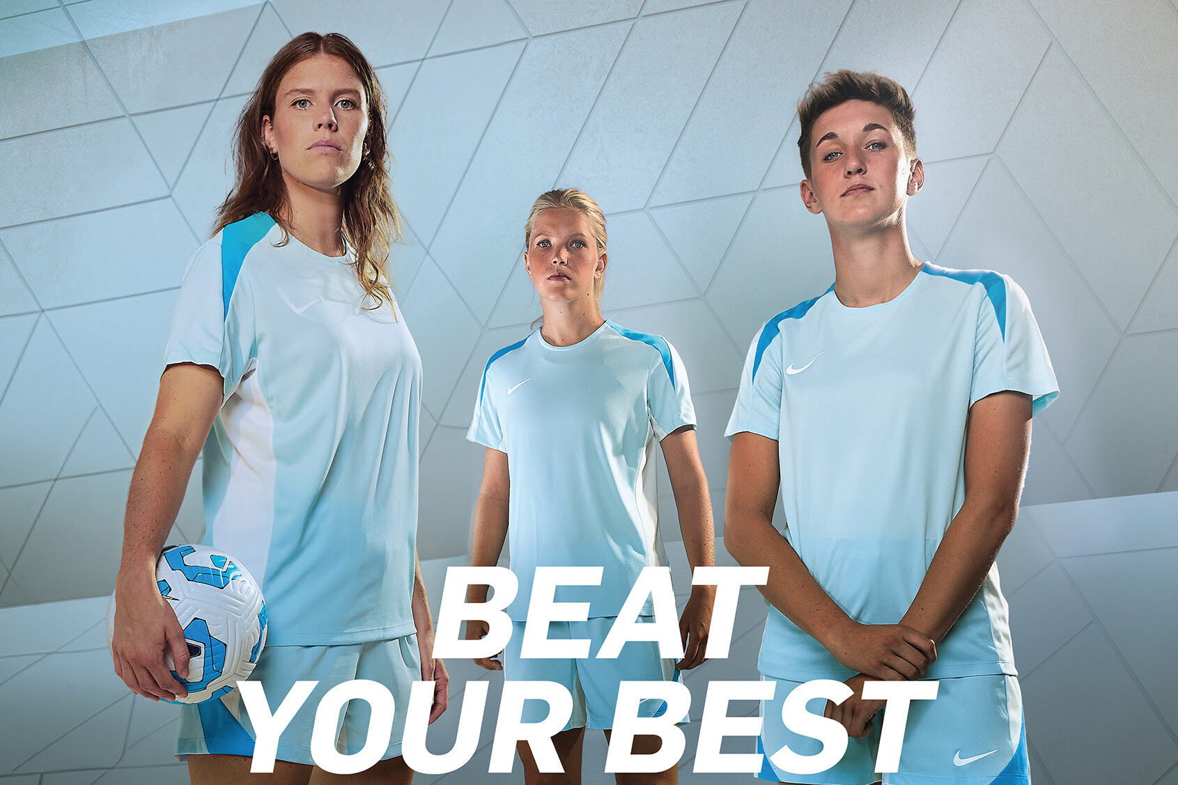 Pleun Raaijmakers, Jill Diekman en Floor Spaan namens VoetbalDirect
