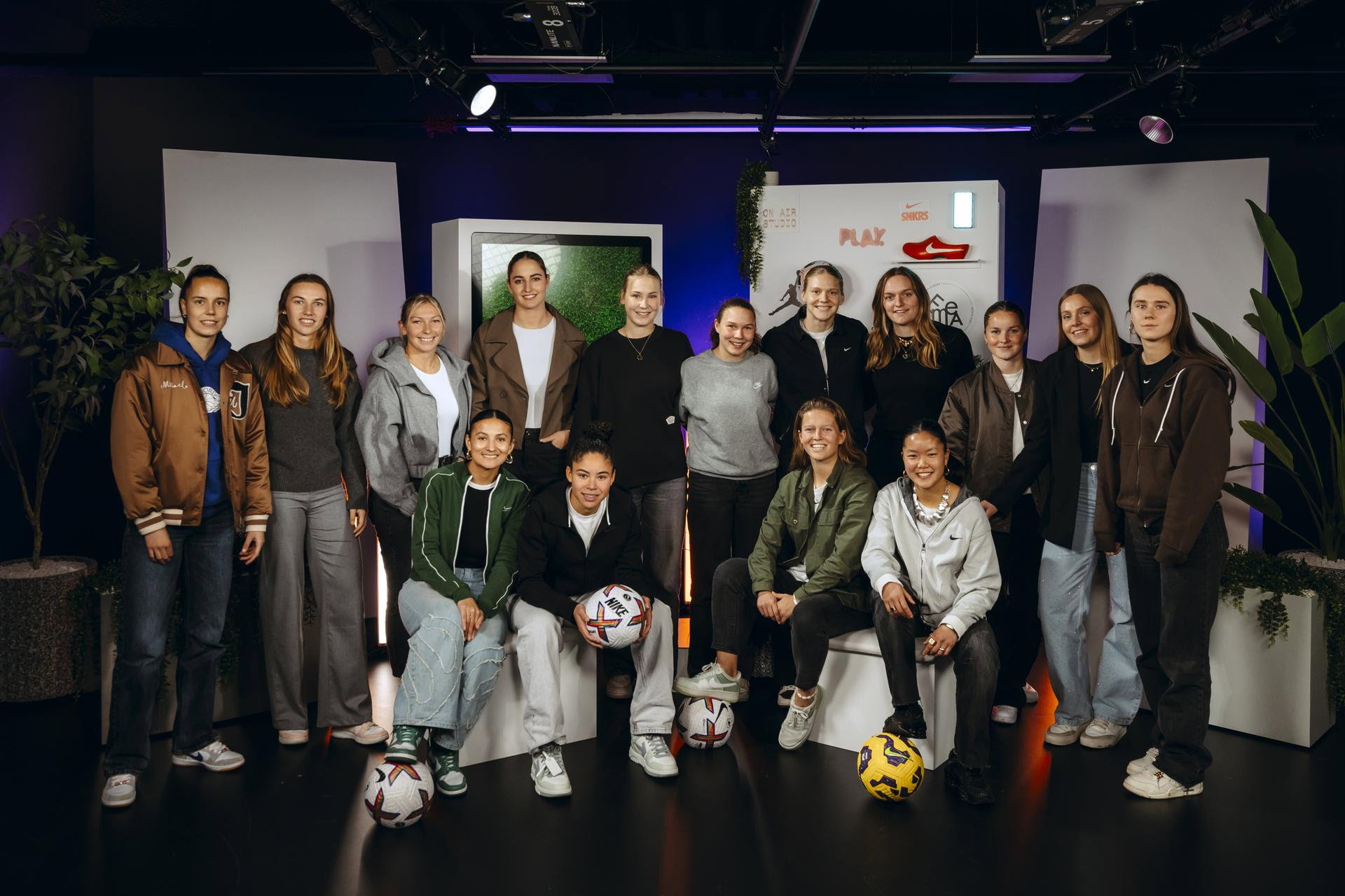 Speelsters uit de Azerion Vrouwen Eredivisie bij de inspiratiesessie