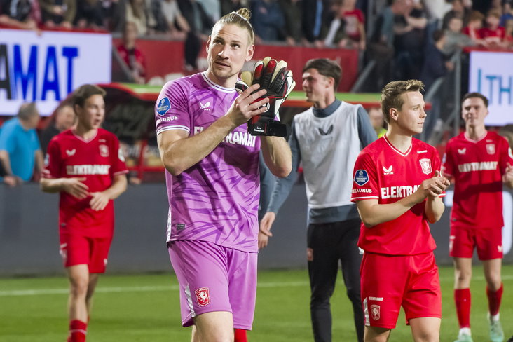 Lars Unnerstall bedankt de FC Twente-fans in De Grolsch Veste