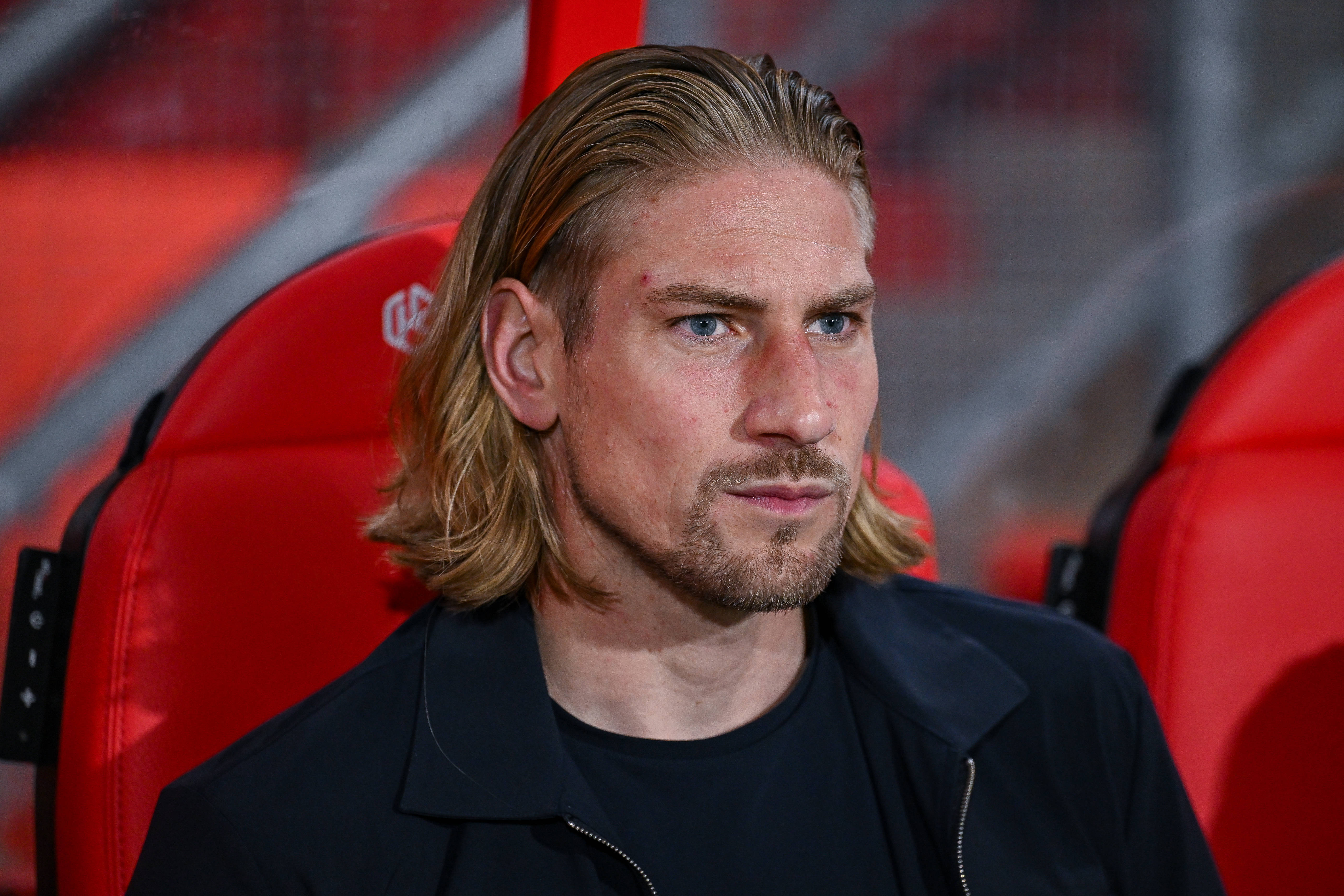 Lars Unnerstall kijkt toe in De Grolsch Veste