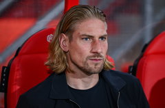 Lars Unnerstall kijkt toe in De Grolsch Veste