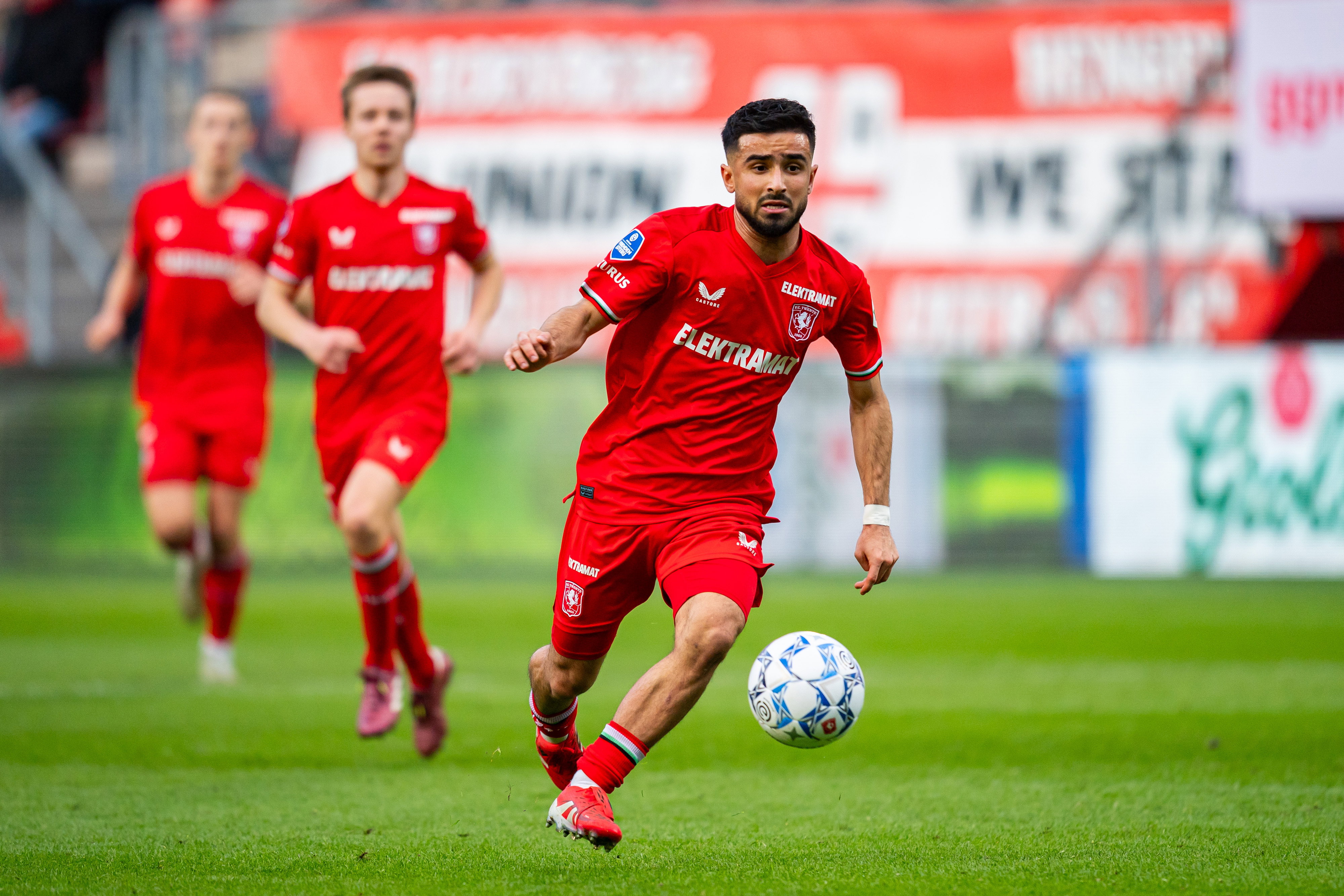 Naci Ünüvar namens FC Twente aan de bal in De Grolsch Veste