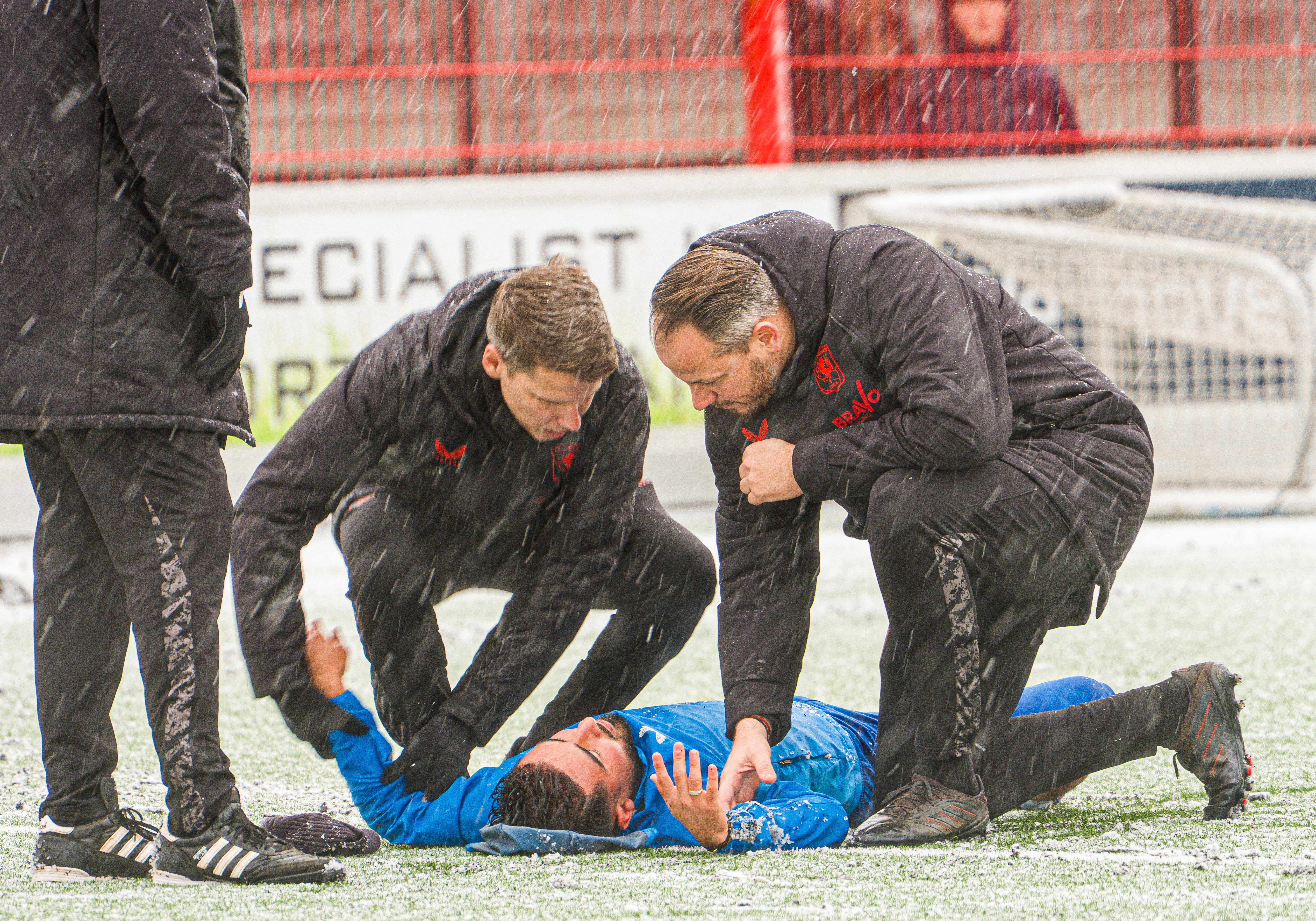 Naci Ünüvar ligt op het trainingsveld van FC Twente