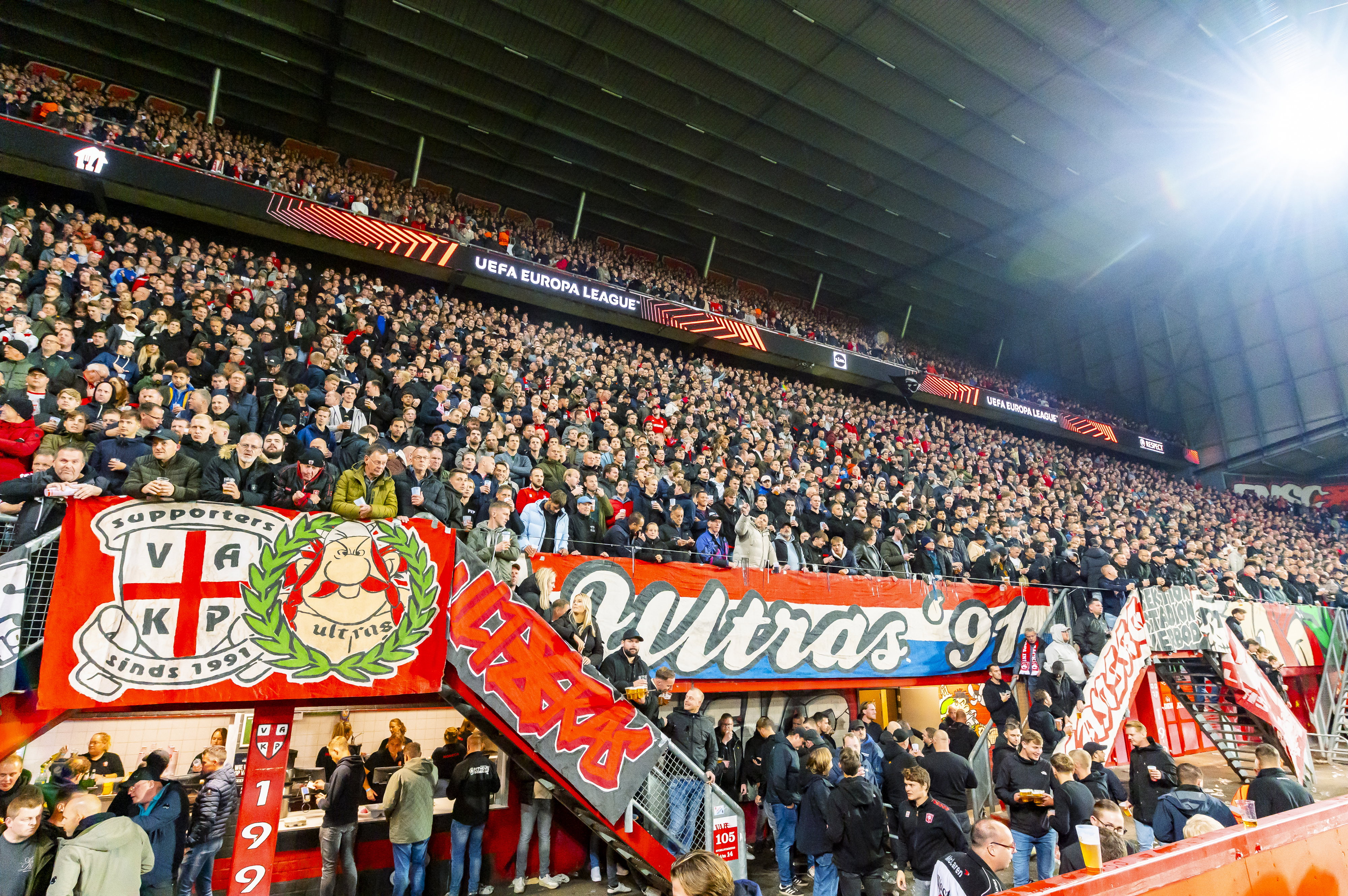 FC Twente-fans in de gracht bij Vak-P
