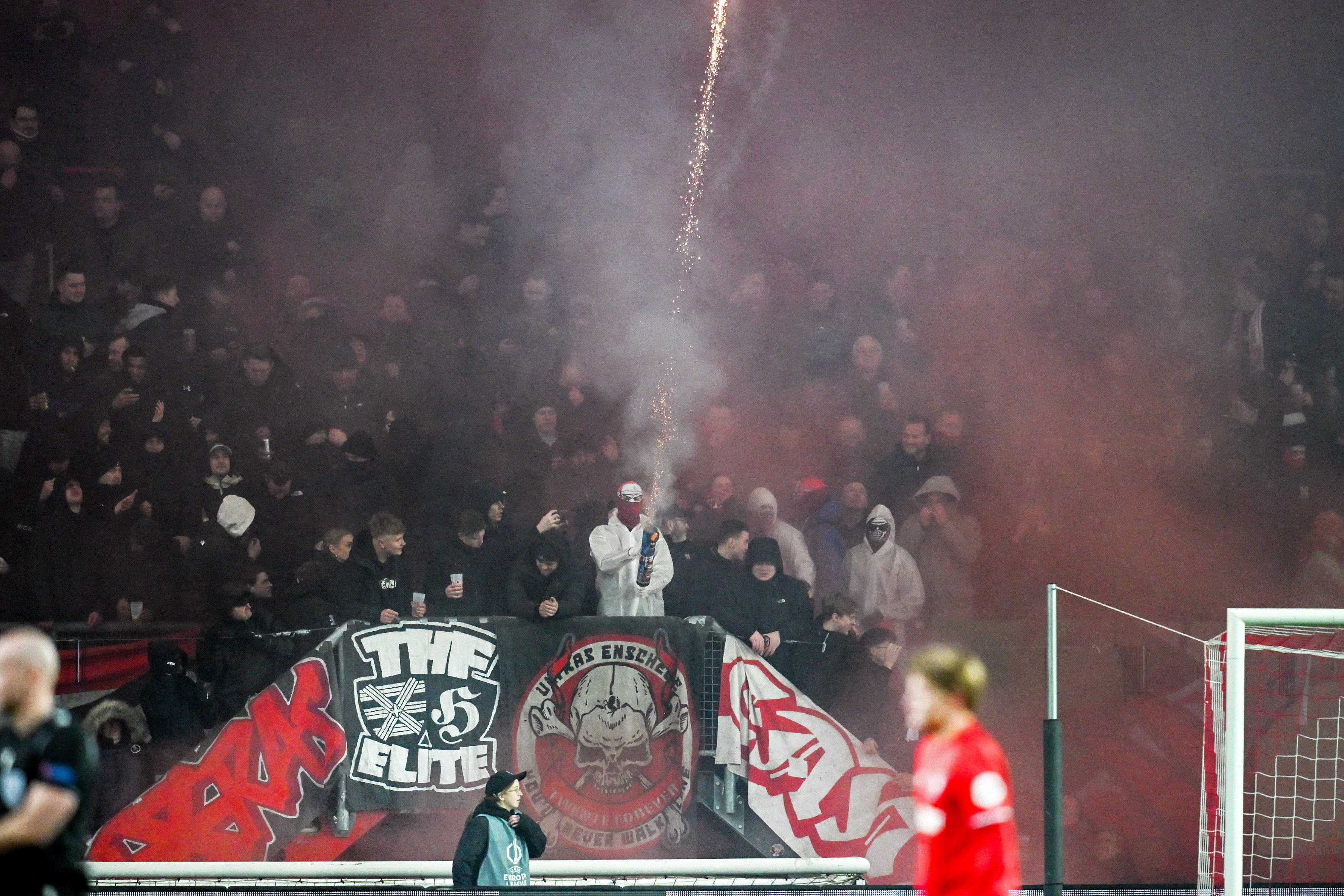 Vuurwerk op Vak-P bij het duel van FC Twente met Besiktas