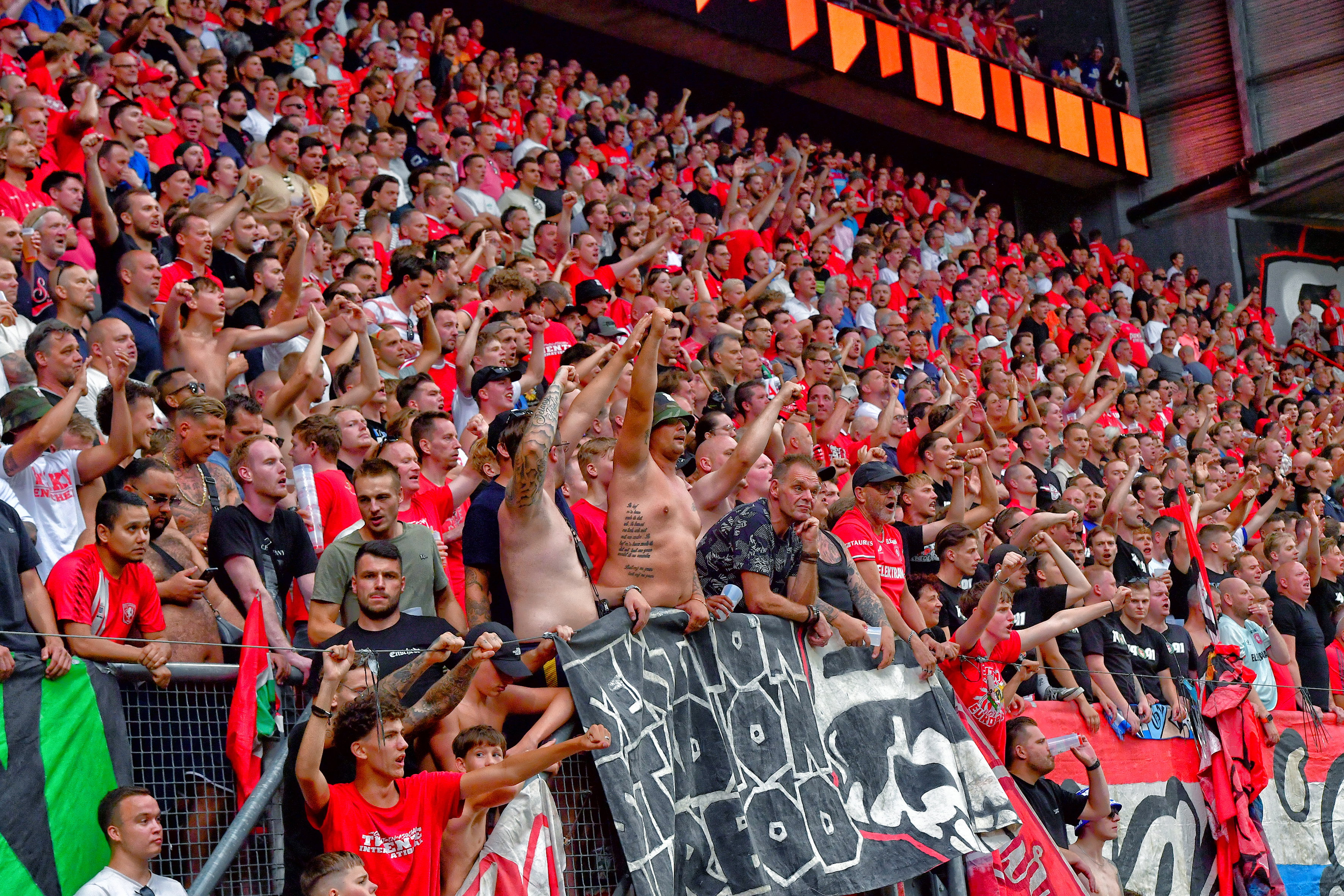 FC Twente-fans in Vak-P bij de thuiswedstrijd tegen Red Bull Salzburg