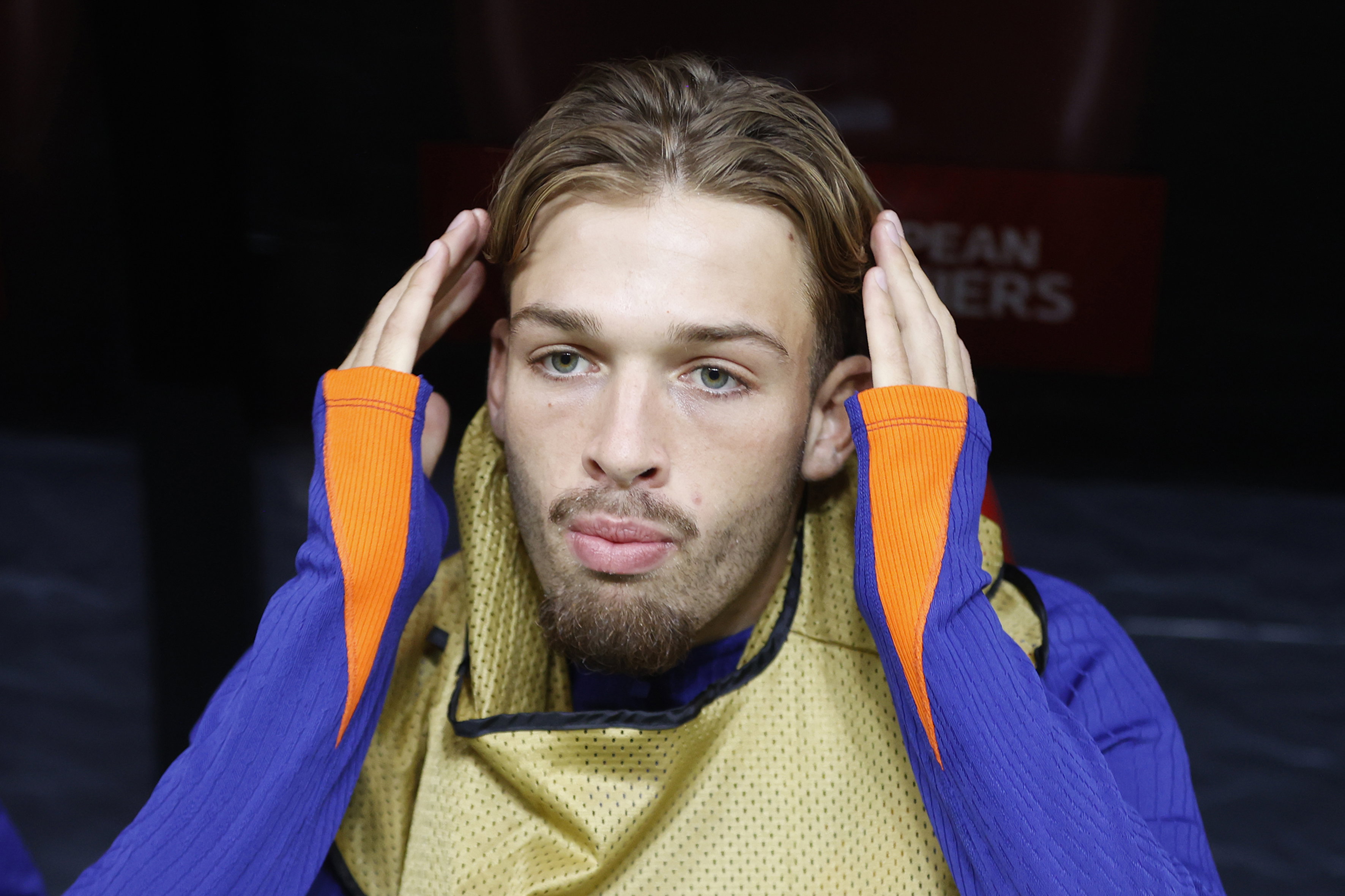 Luciano Valente op de bank bij Oranje