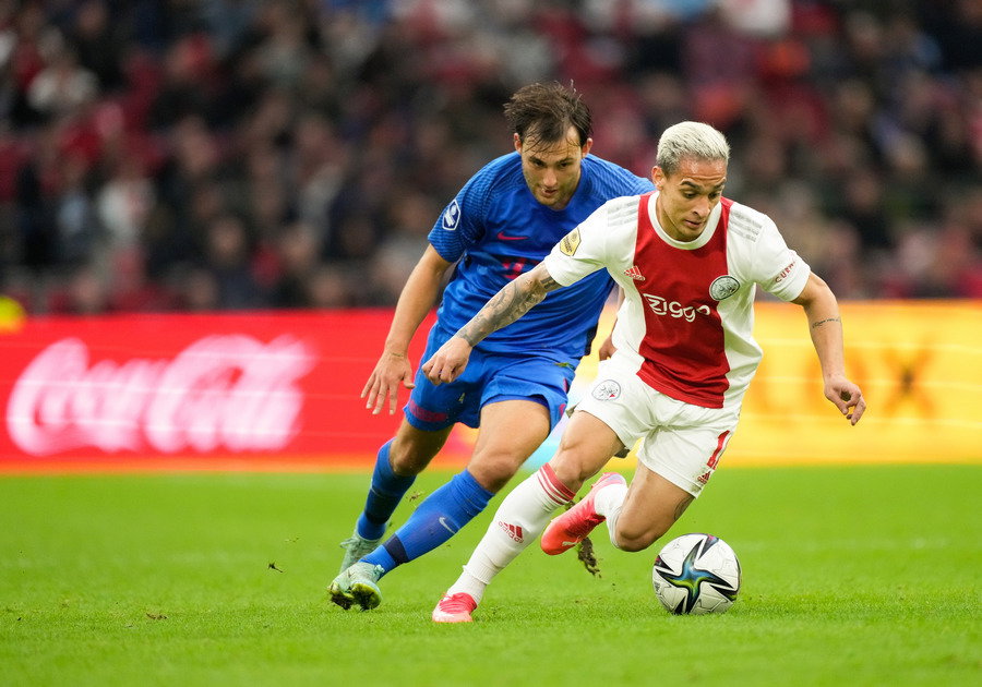 Joris van Overeem in duel met Ajax-aanvaller Antony
