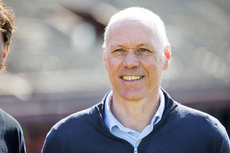 Marco van Basten bij het persmoment van de Videoland-serie Basta