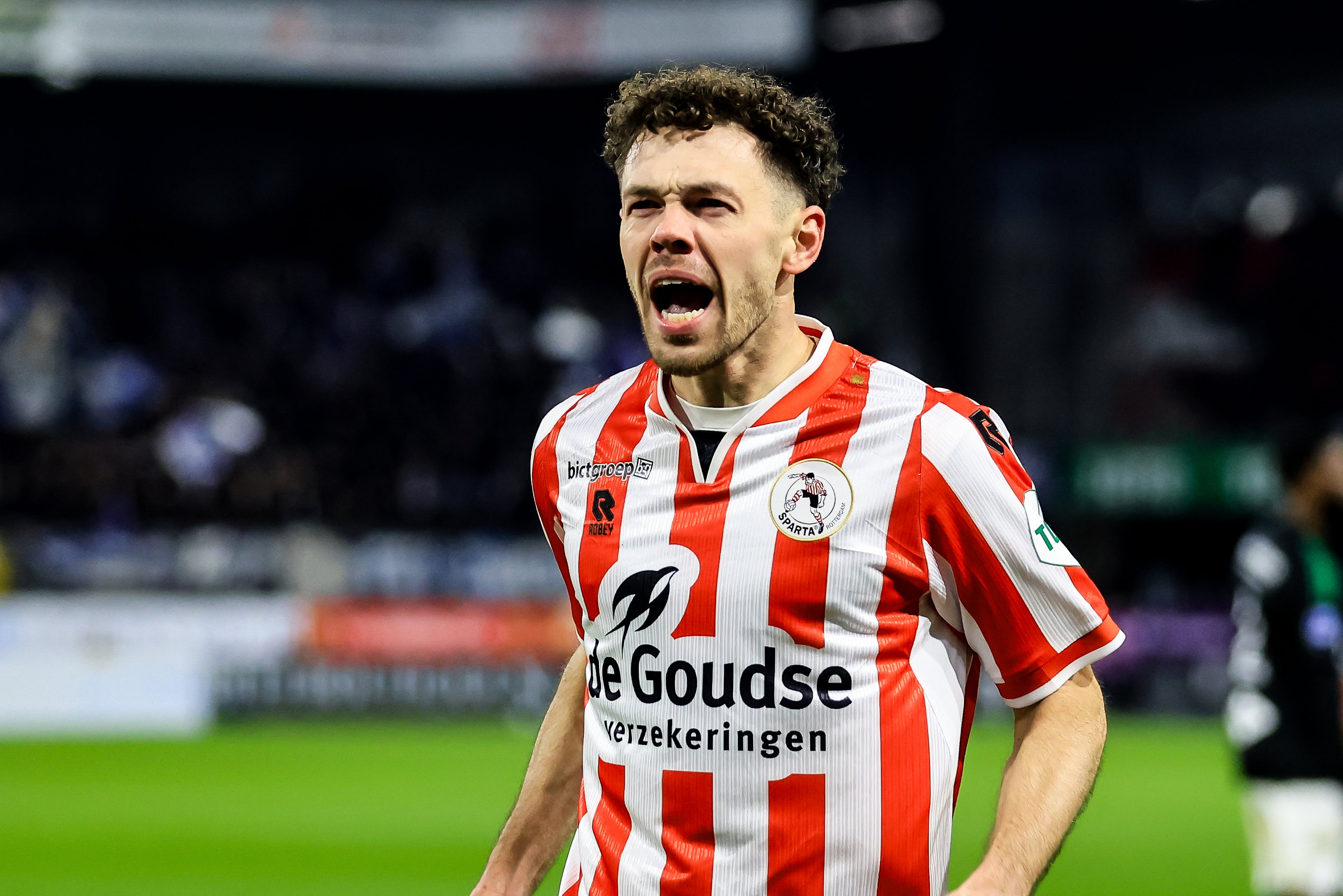 Mitchell van Bergen is blij na een goal van Sparta op Het Kasteel