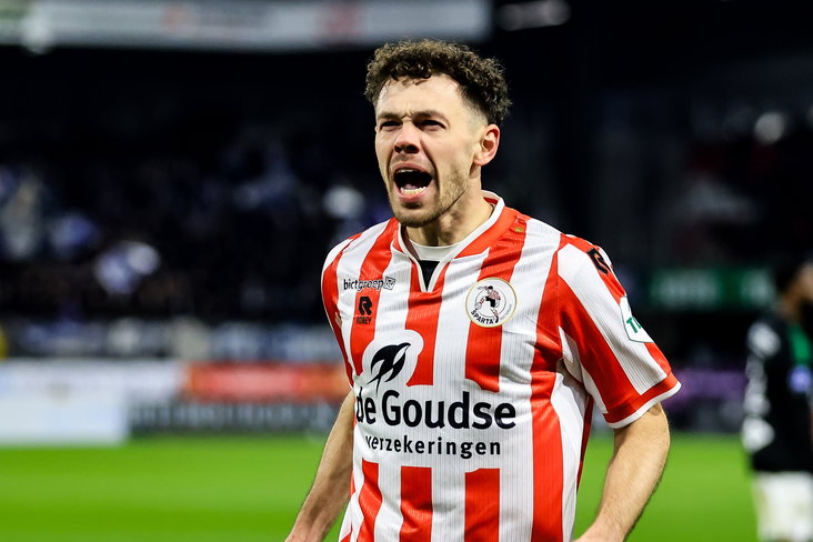 Mitchell van Bergen is blij na een goal van Sparta op Het Kasteel