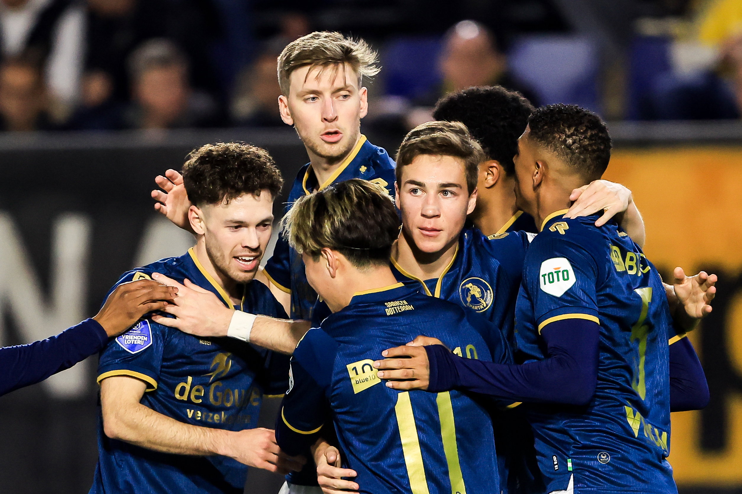 Carel Eiting wordt gefeliciteerd door zijn ploeggenoten bij Sparta
