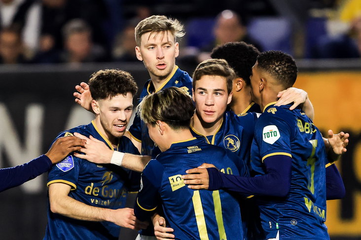 Carel Eiting wordt gefeliciteerd door zijn ploeggenoten bij Sparta