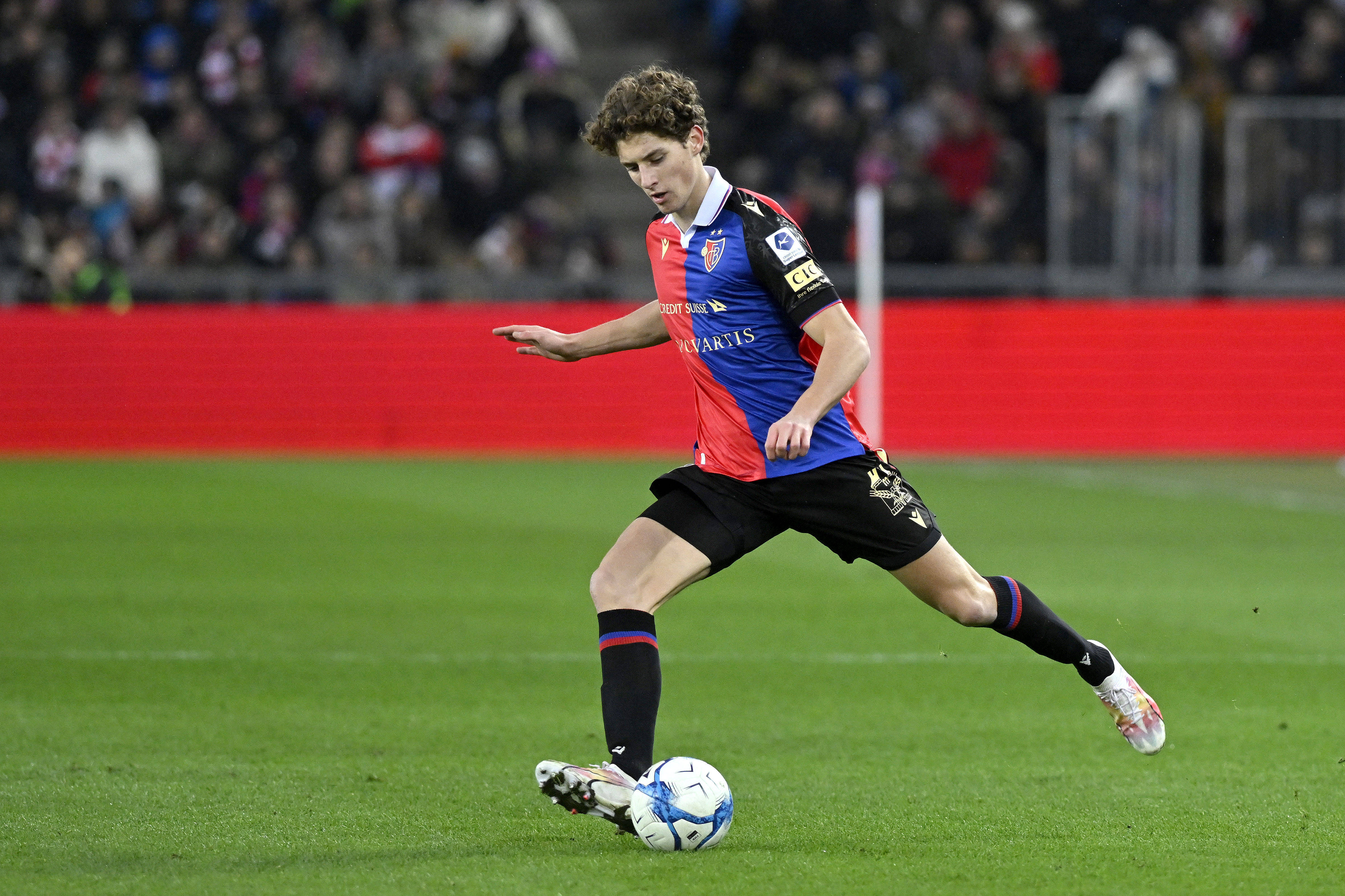 Finn van Breemen in actie met FC Basel