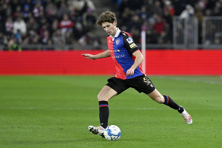 Finn van Breemen in actie met FC Basel