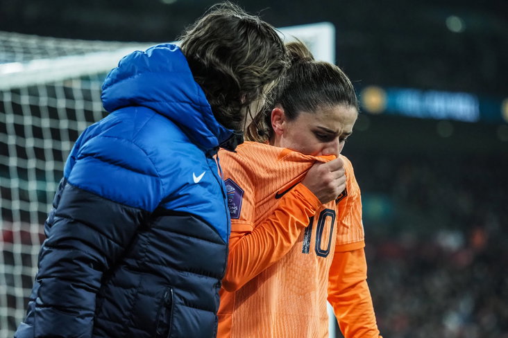 Van de Donk raakte geblesseerd in Londen