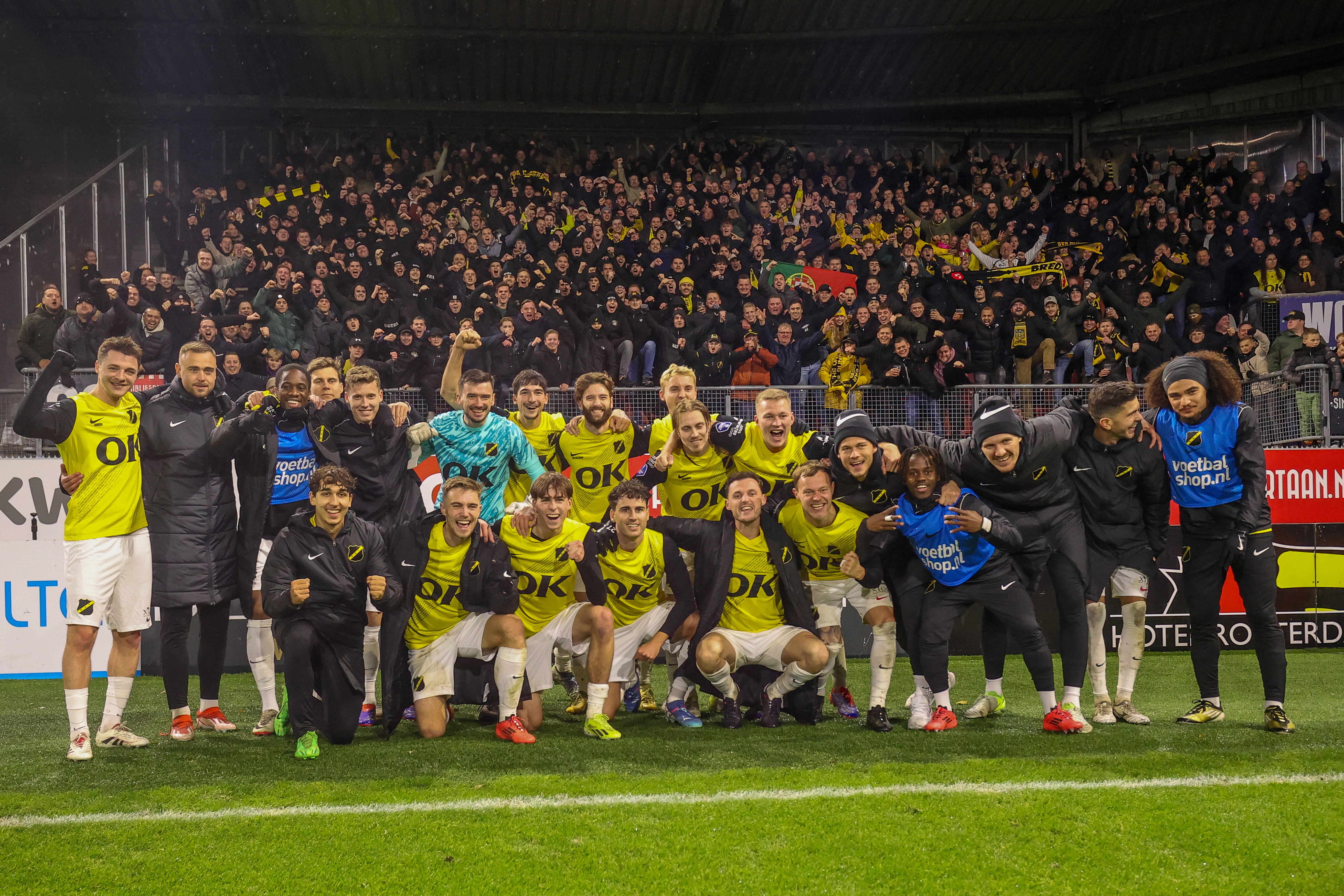 NAC Breda viert de zege bij Sparta Rotterdam (0-2) met de meegereisde supporters in het uitvak