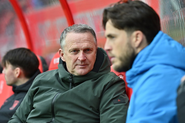 John van den Brom in de dug-out van FC Twente