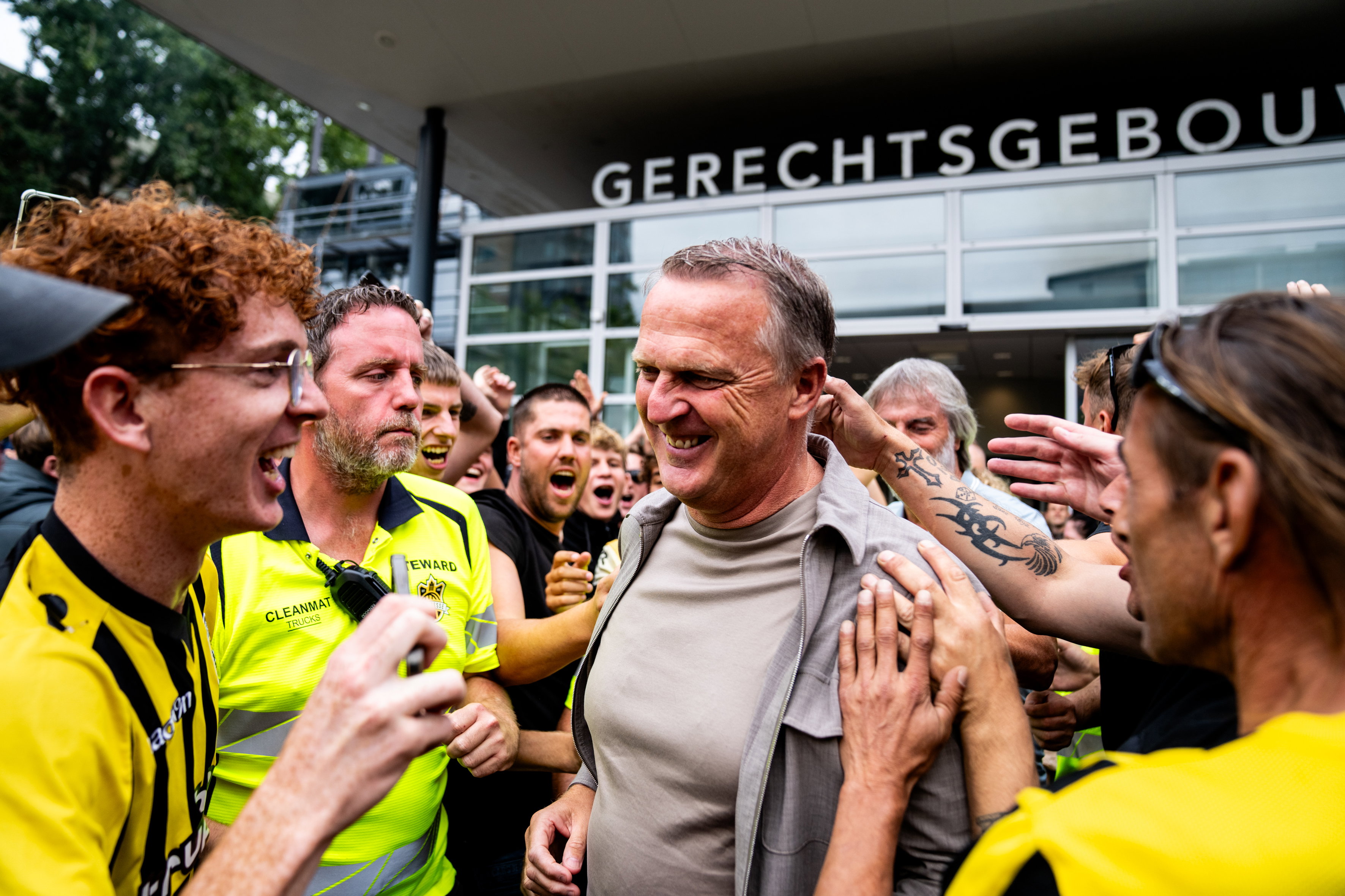 John van den Brom bij het gerechtsgebouw met Vitesse-fans