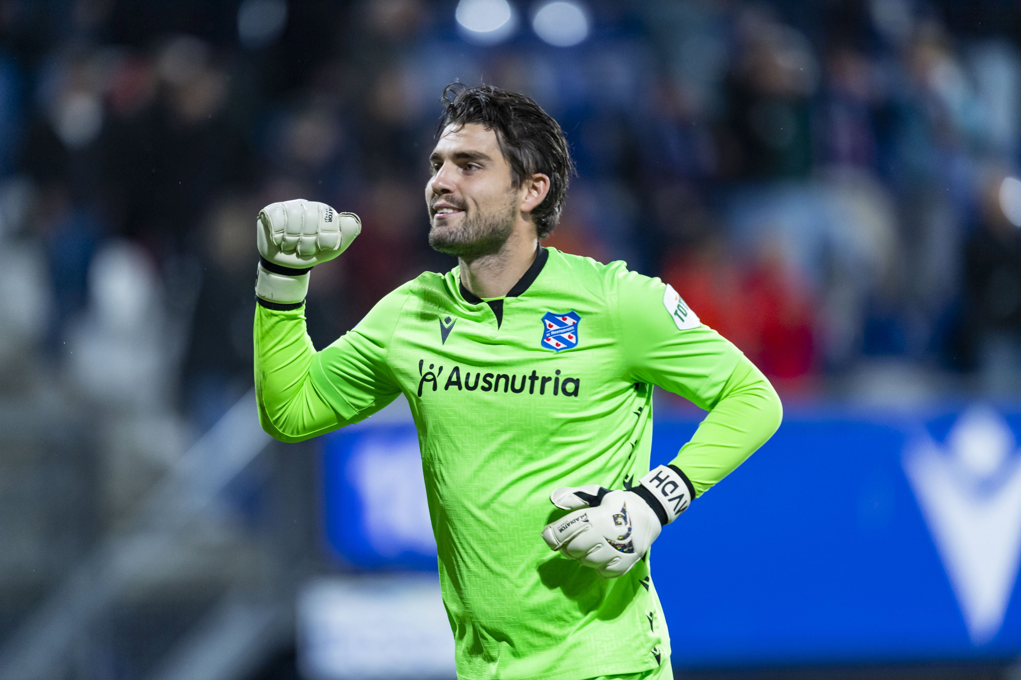 Mickey van der Hart juicht na een goal in het Abe Lenstra Stadion