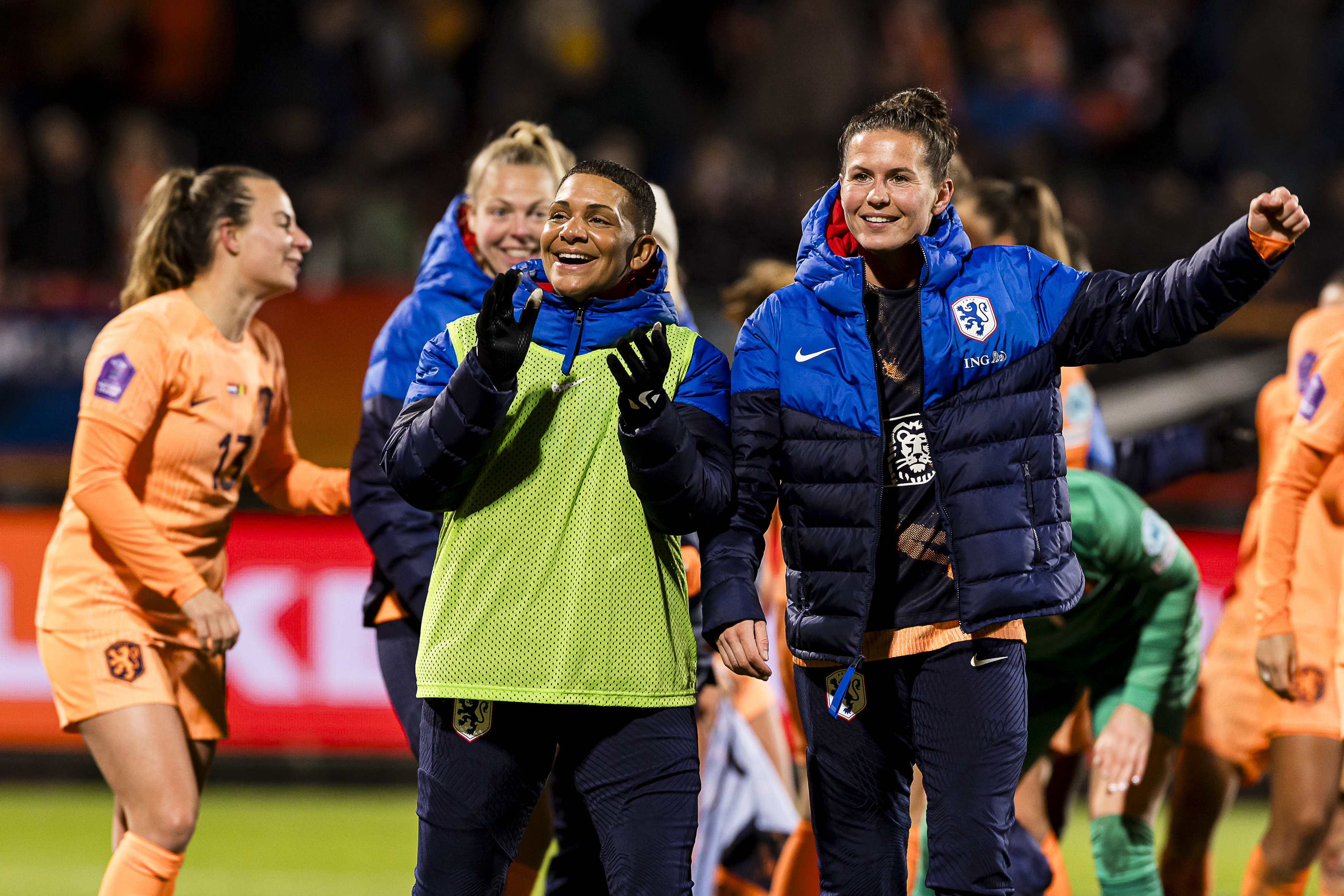 Van de Sanden en Van Dongen bedanken de Oranje-fans in Tilburg