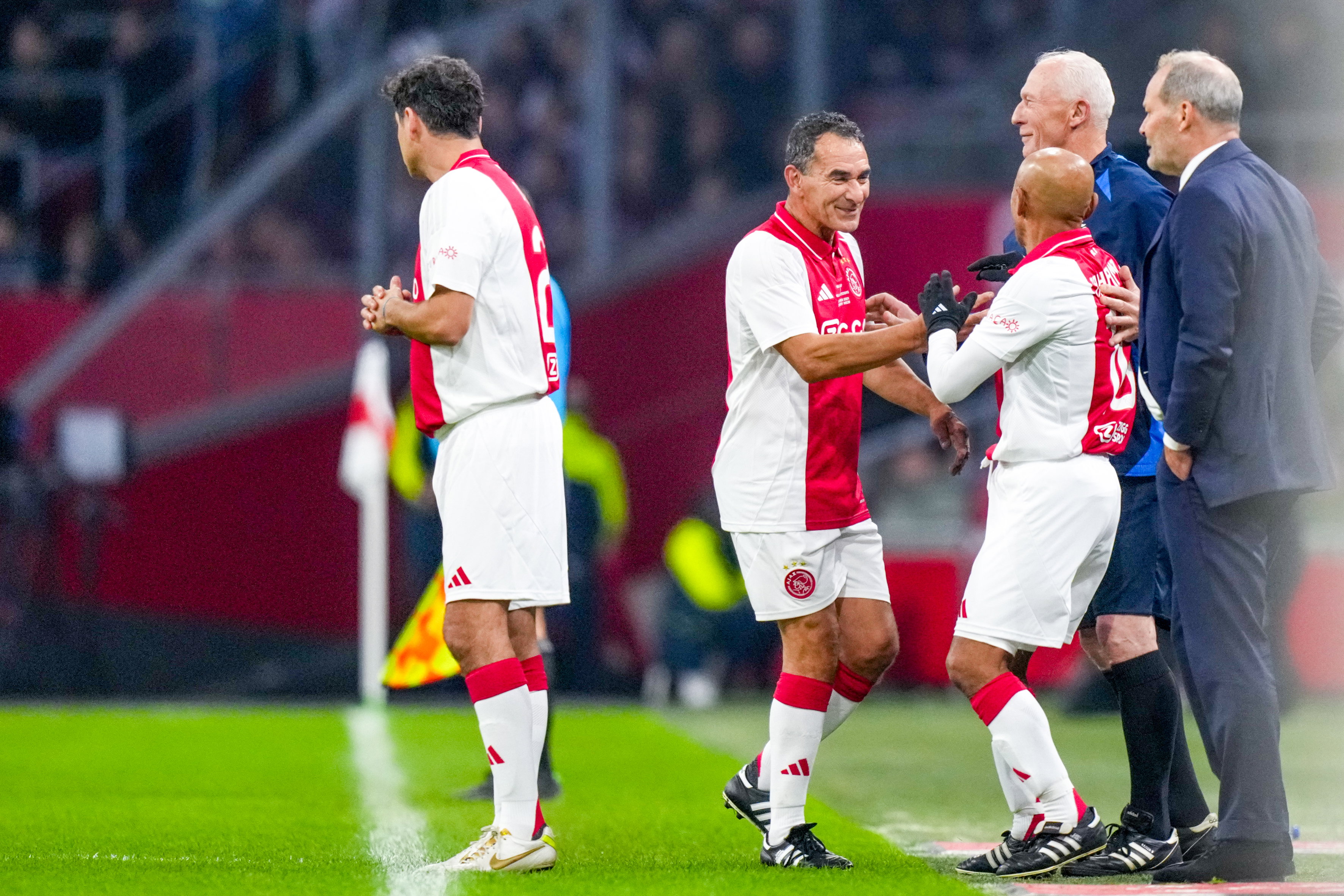 Gerald Vanenburg verlaat het veld bij de Ajax Legends