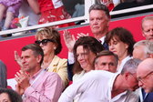 Louis van Gaal geeft een applaus op de tribune bij Ajax