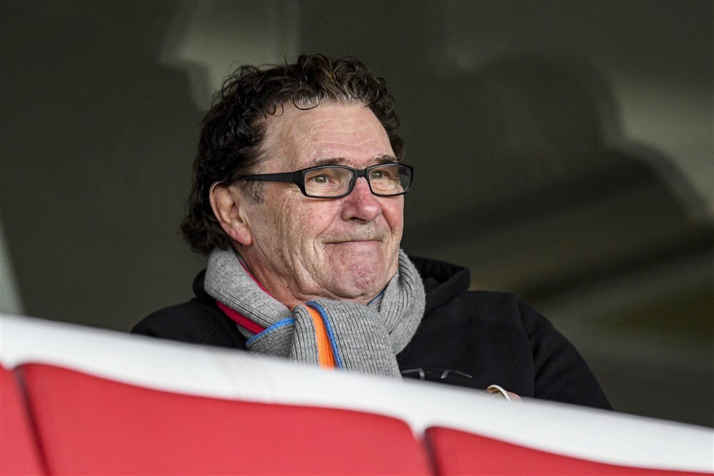Willem van Hanegem met sjaal op de tribune