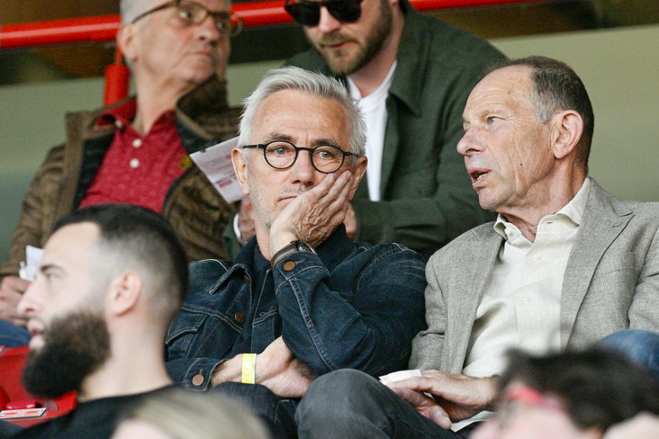 Van Marwijk kijkt toe vanaf de tribune
