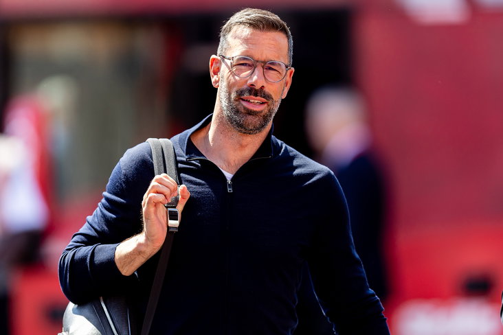 Ruud van Nistelrooy met een tas op zijn rug